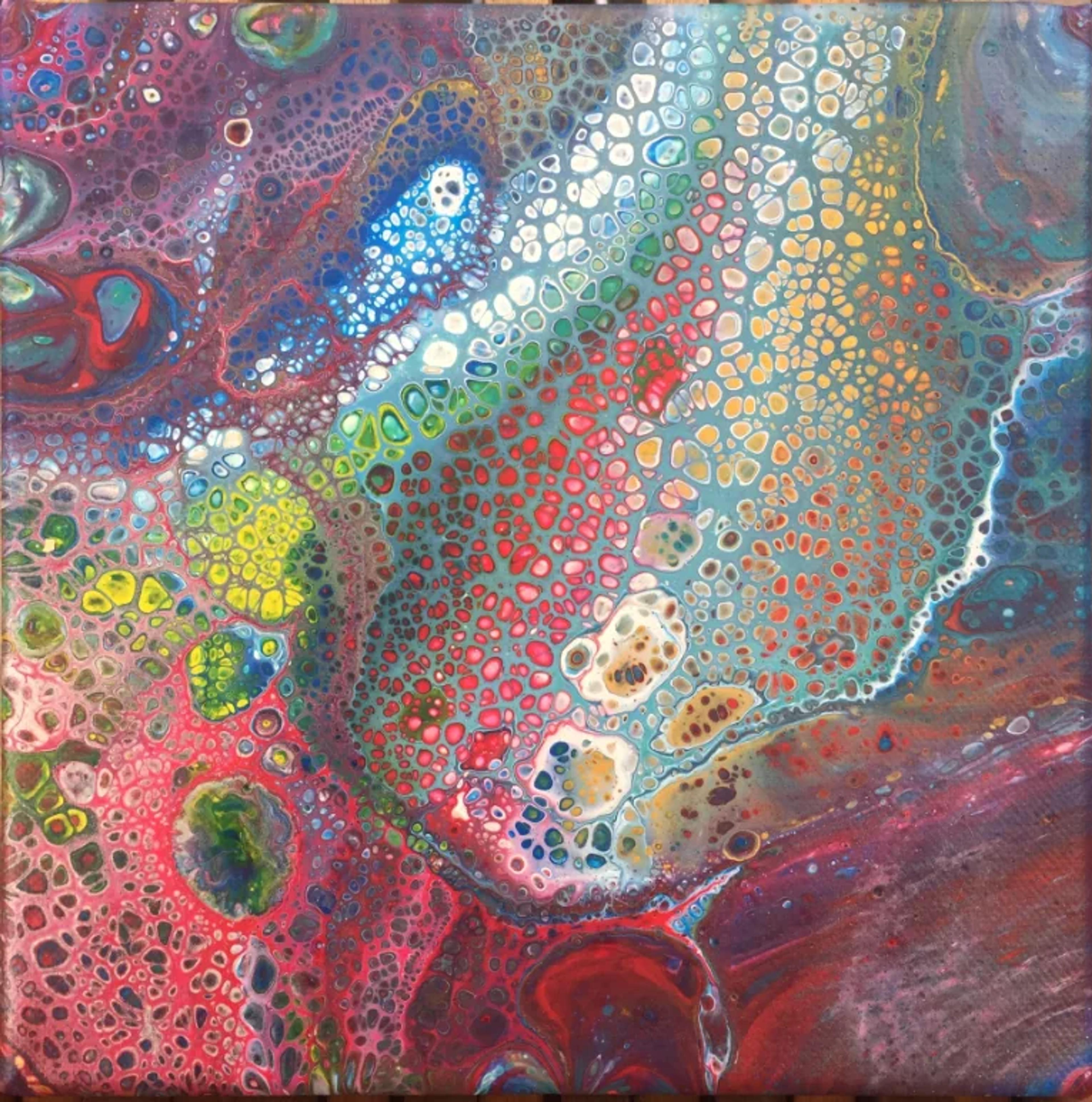Caroline Pons présente un tableau abstrait contemporain. Peinture acrylique fluide aux couleurs vives et formes cellulaires organiques (bleu, rouge, jaune, vert).