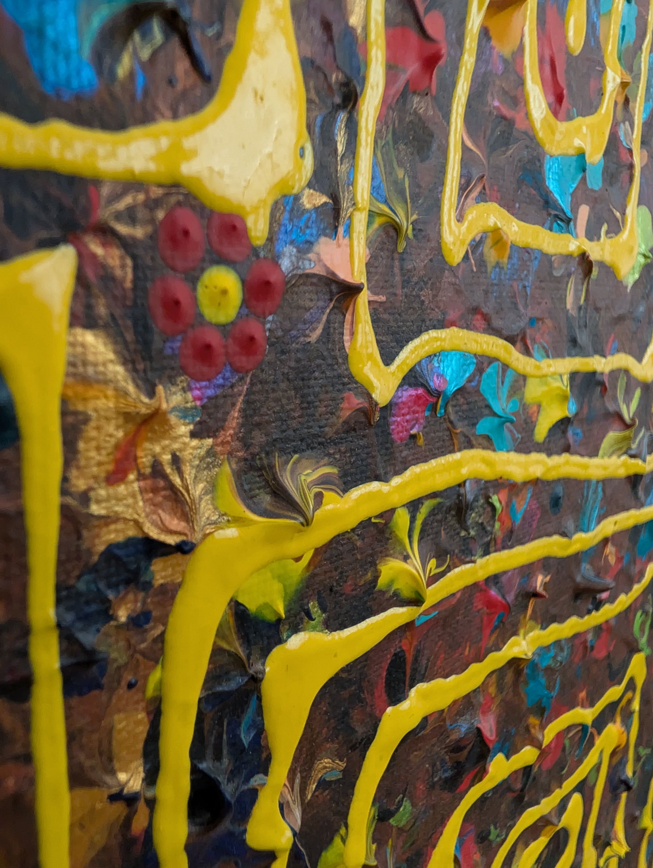 Détail vibrant de "Carrés nomades" de Caroline Pons, mettant en scène des coulées épaisses jaunes sur fond texturé, avec points rouges et bleus. Un tableau abstrait contemporain riche en couleurs et matière.