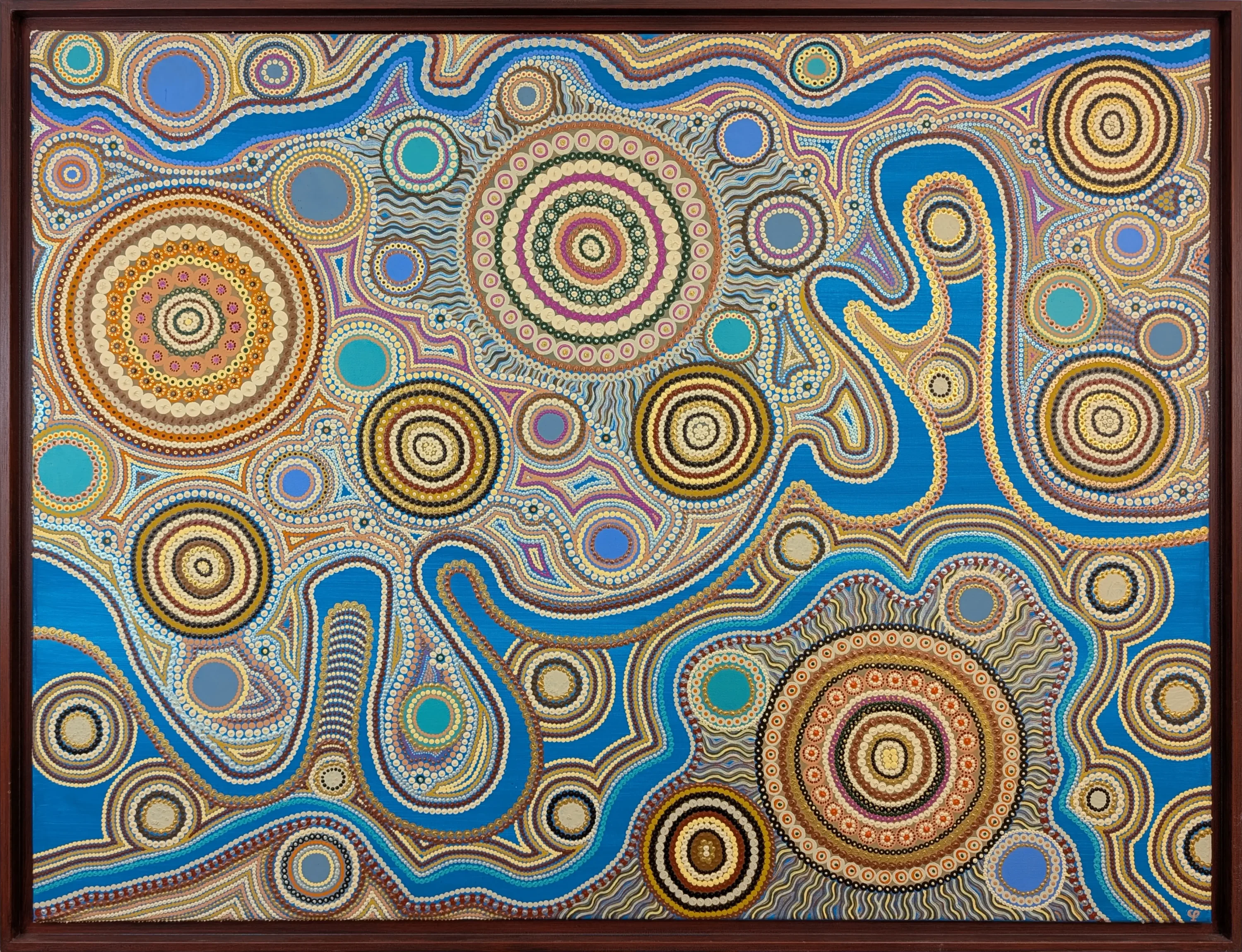 Tableau abstrait contemporain de Caroline Pons. Œuvre vibrante de points, cercles concentriques et motifs ondulants sur fond bleu, évoquant une ambiance spirituelle et fluide.