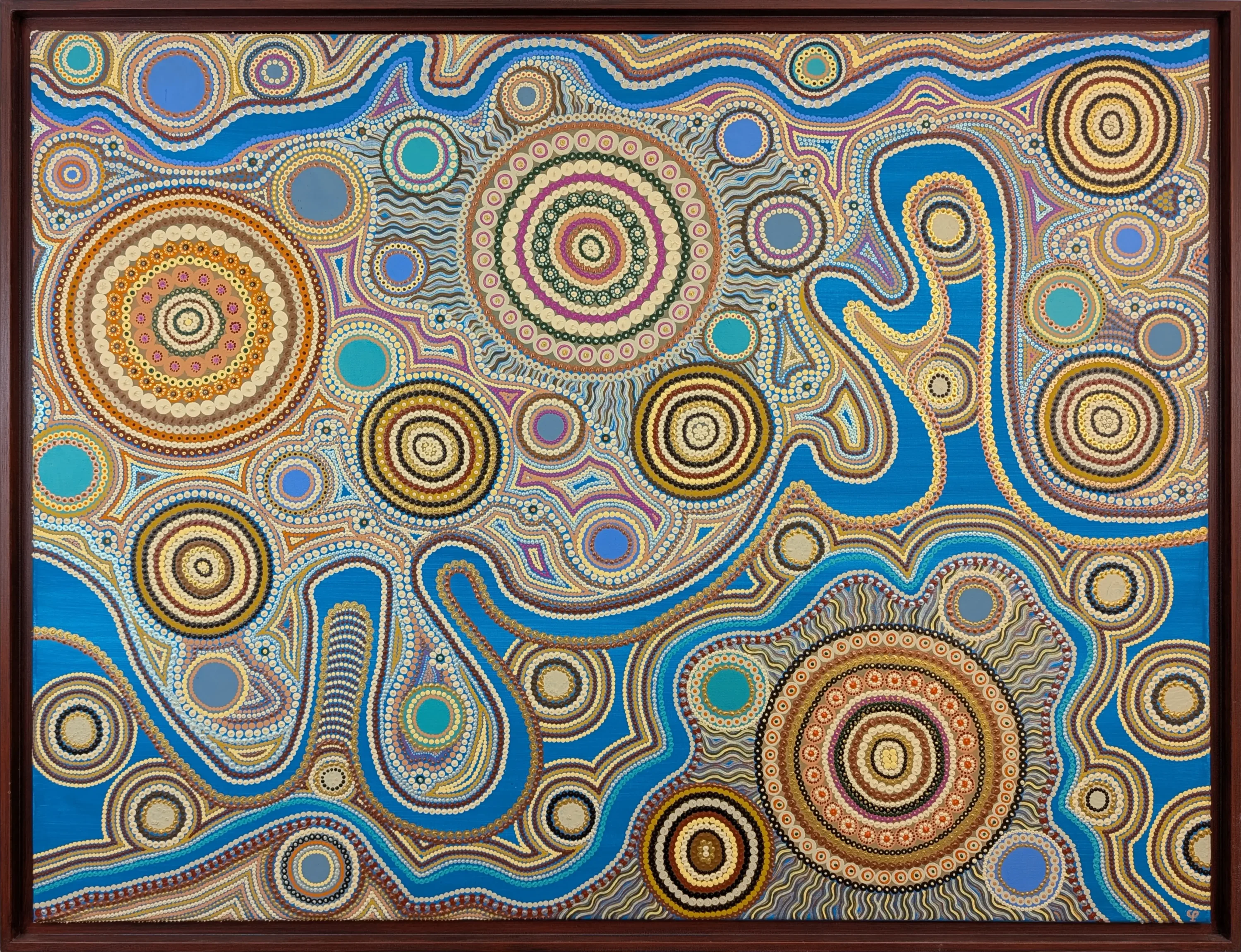 Tableau abstrait contemporain de Caroline Pons. Œuvre vibrante de points, cercles concentriques et motifs ondulants sur fond bleu, évoquant une ambiance spirituelle et fluide.