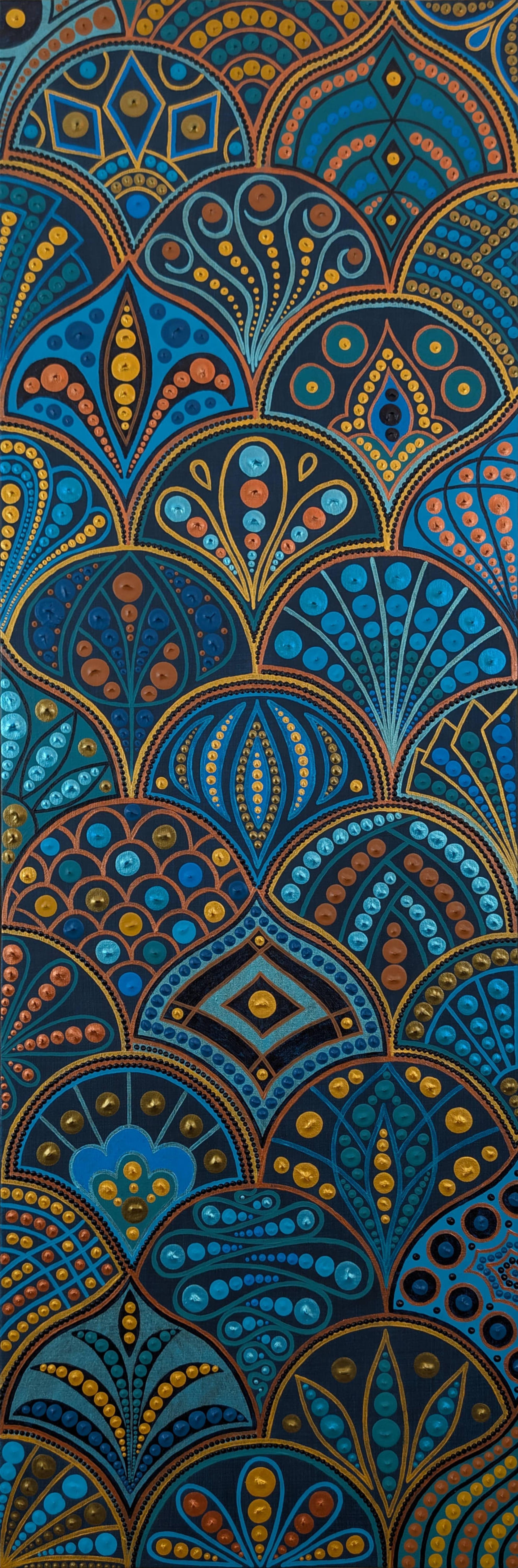 Caroline Pons présente cette Toile acrylique "Sans titre — Toile #462", un motif abstrait de points complexes bleus, orange et or, rappelant l'art aborigène.