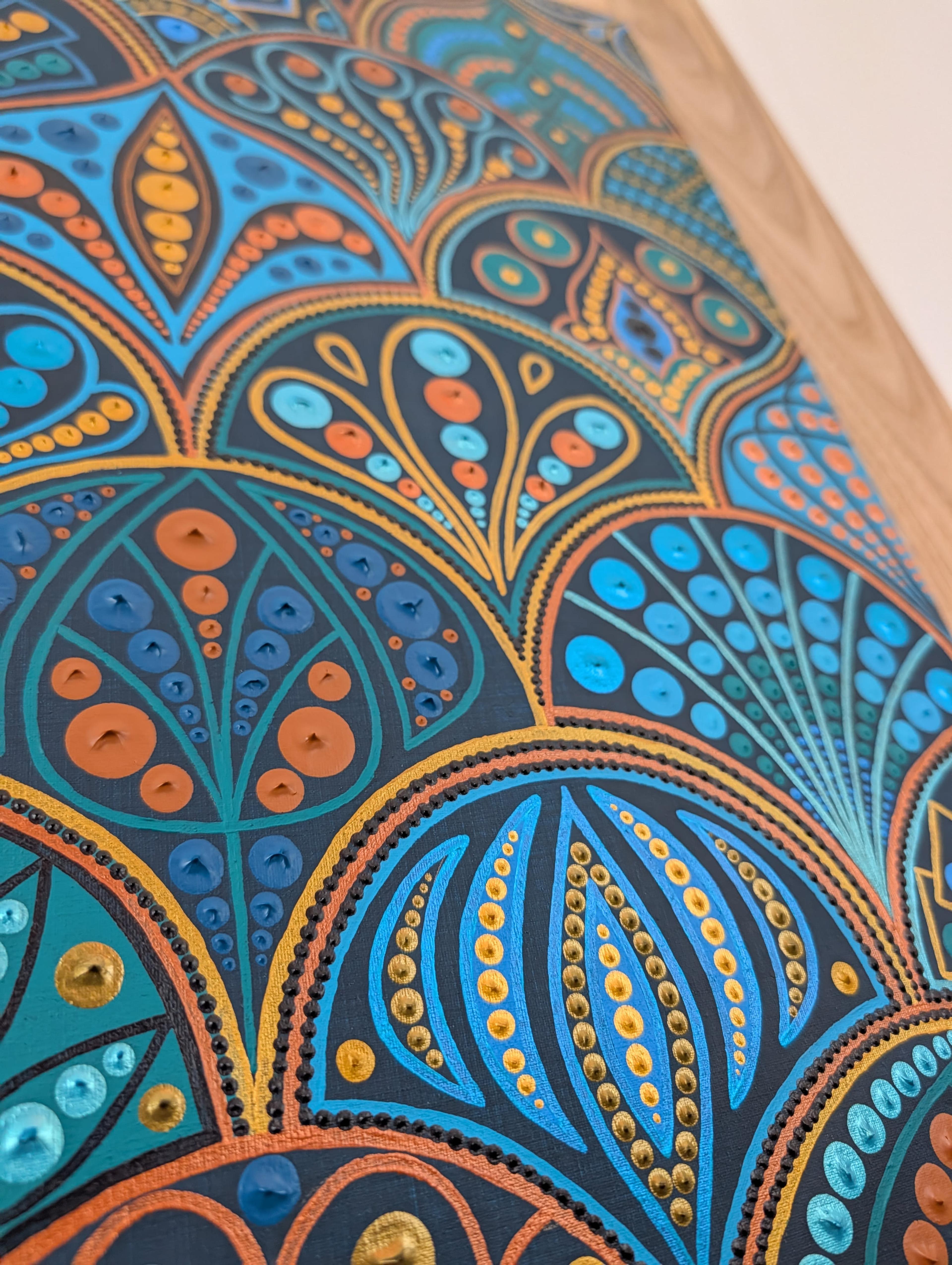 Détail rapproché de la toile #462 de Caroline Pons, motifs pointillistes vibrants bleus, oranges et or sur fond sombre. Superbe tableau abstrait contemporain.