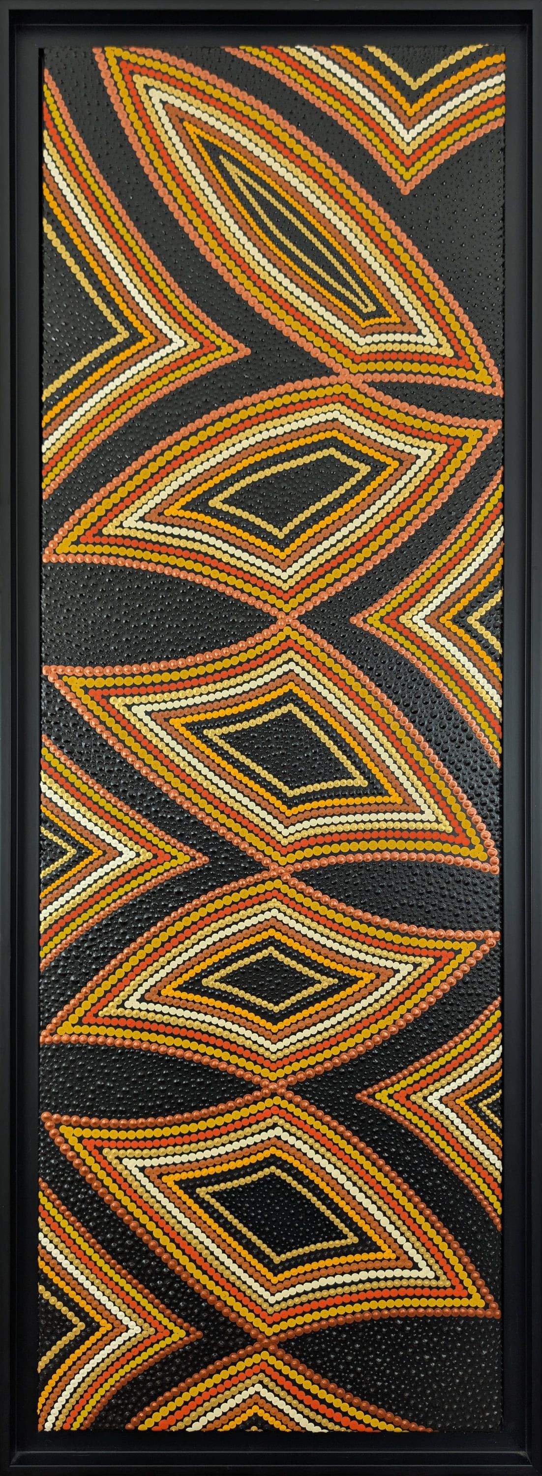 Art aborigène contemporain de Caroline Pons, La Danse des Formes. Un tableau abstrait encadré aux motifs géométriques vibrants de points jaunes, orange, crème et ocre sur fond noir.