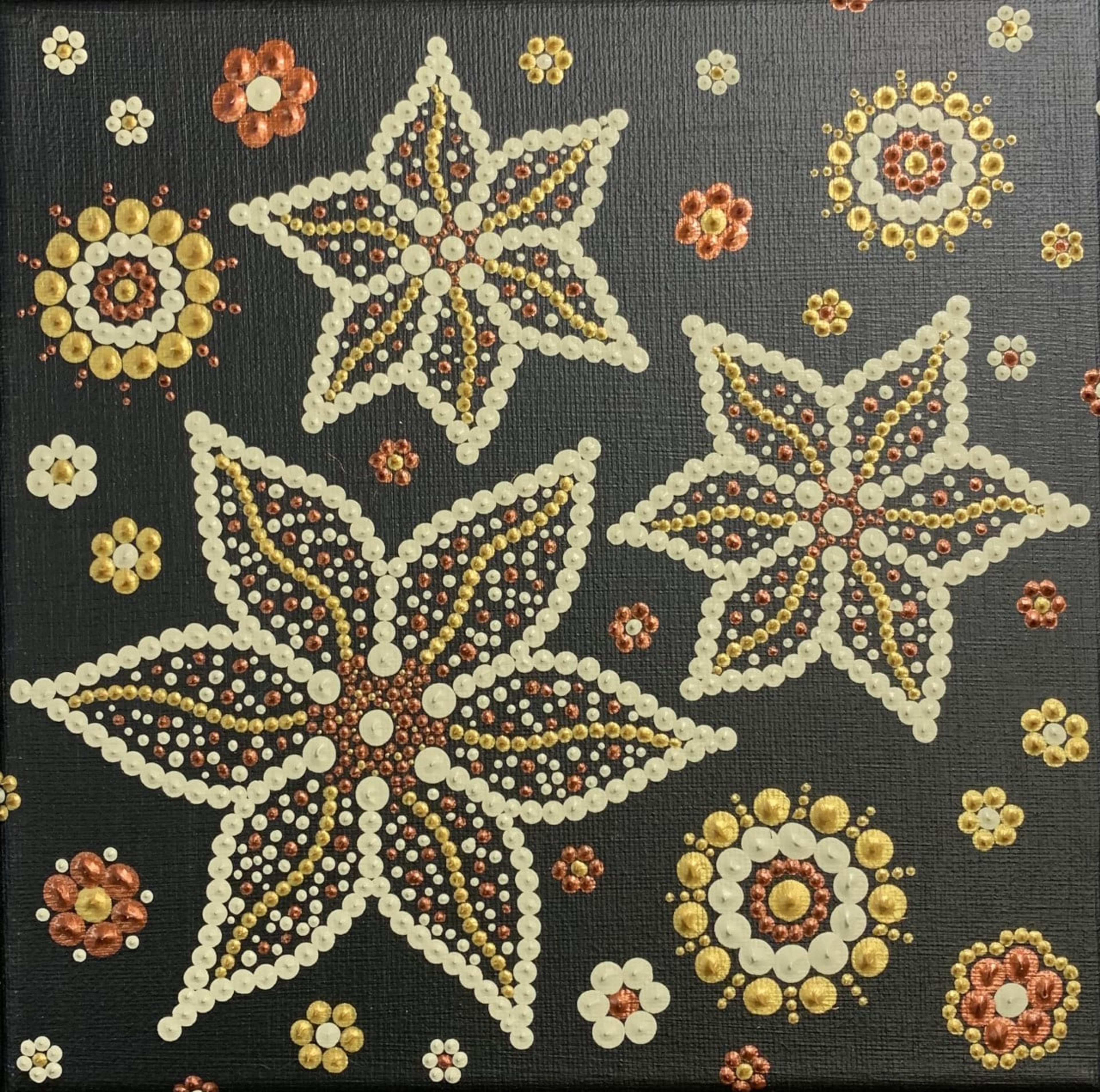Toile #389 : Caroline Pons crée un tableau abstrait contemporain avec des motifs floraux étoilés. Pointillisme texturé blanc, or et cuivre sur fond noir. Art du point.