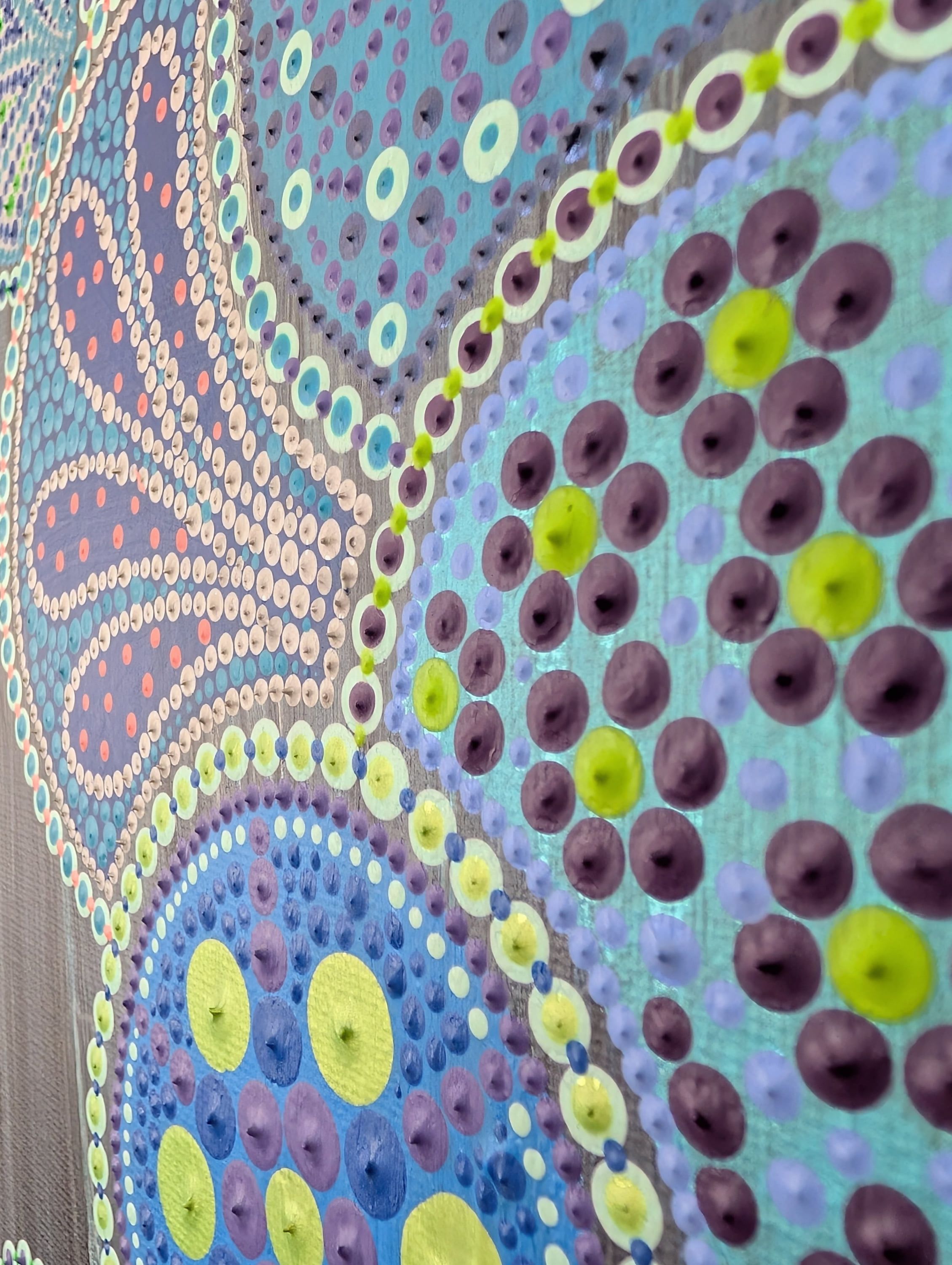 Détail vibrant d'Eclosion céleste, tableau abstrait contemporain de Caroline Pons. Motifs de points texturés bleus, violets, verts et oranges éclatent comme un mandala.