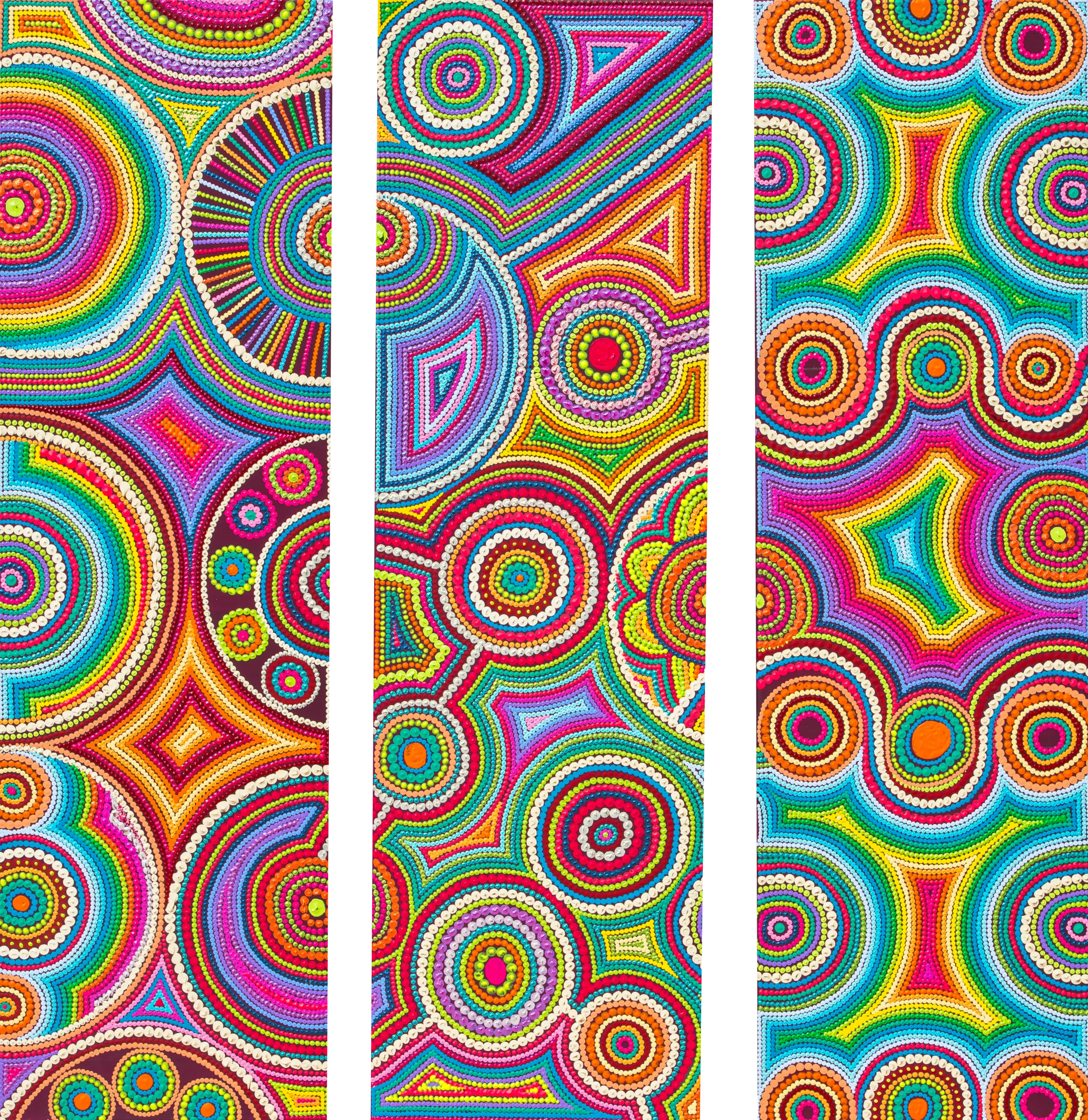 Triptyque de Caroline Pons, un tableau abstrait contemporain vibrant. Motifs géométriques et circulaires éclatants en pointillisme multicolore, créant une ambiance joyeuse et hypnotisante.