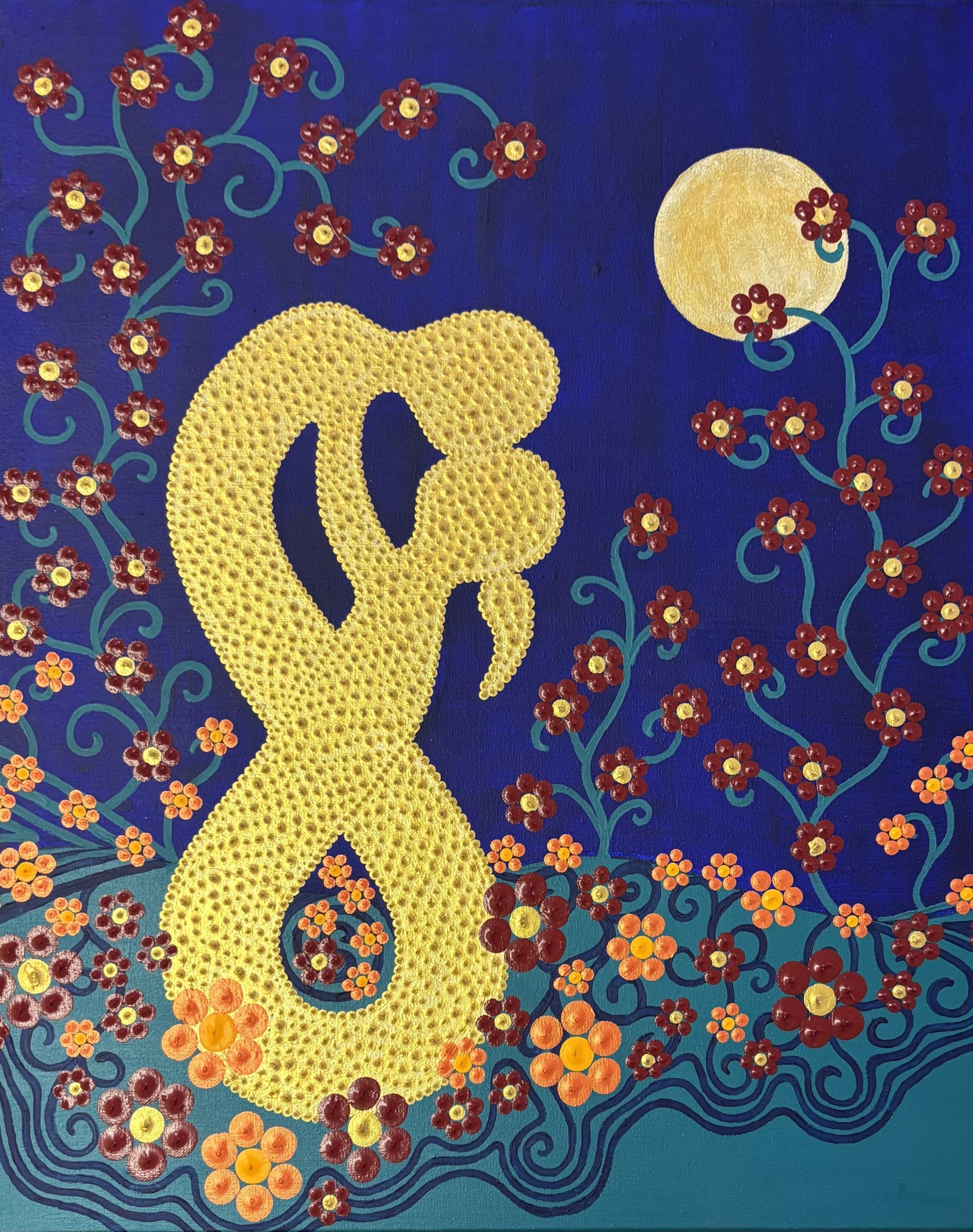 « Etreinte au clair de lune », art aborigène contemporain de Caroline Pons. Une étreinte dorée en points, lune et fleurs rouges/oranges sur fond bleu nuit profond.