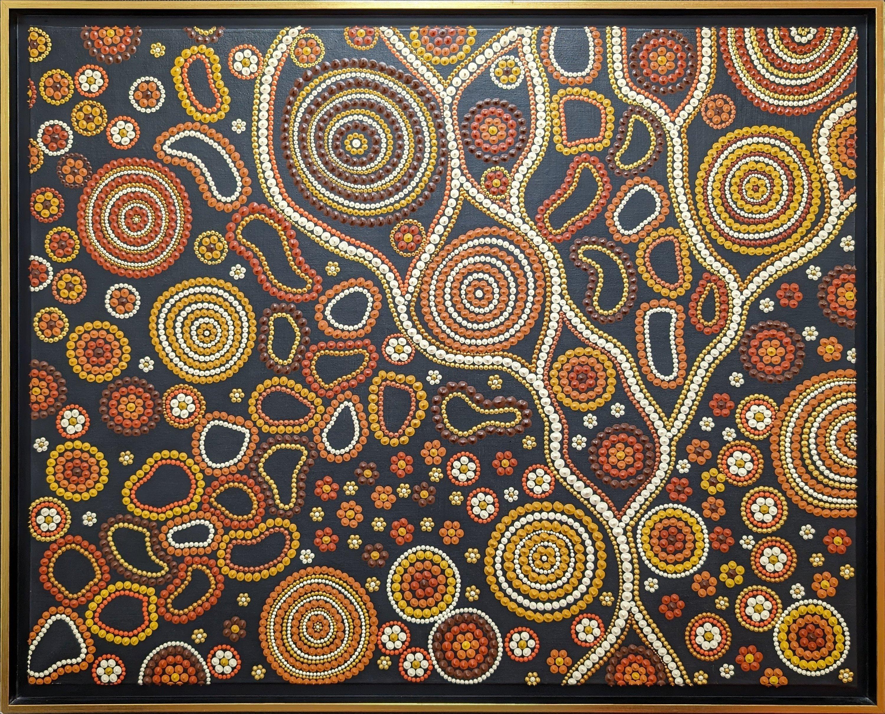 Caroline Pons : « Racines ancestrales », art aborigène contemporain. Toile pointilliste de cercles et motifs organiques blancs, oranges, jaunes sur fond noir. Caisse américaine noire et or.