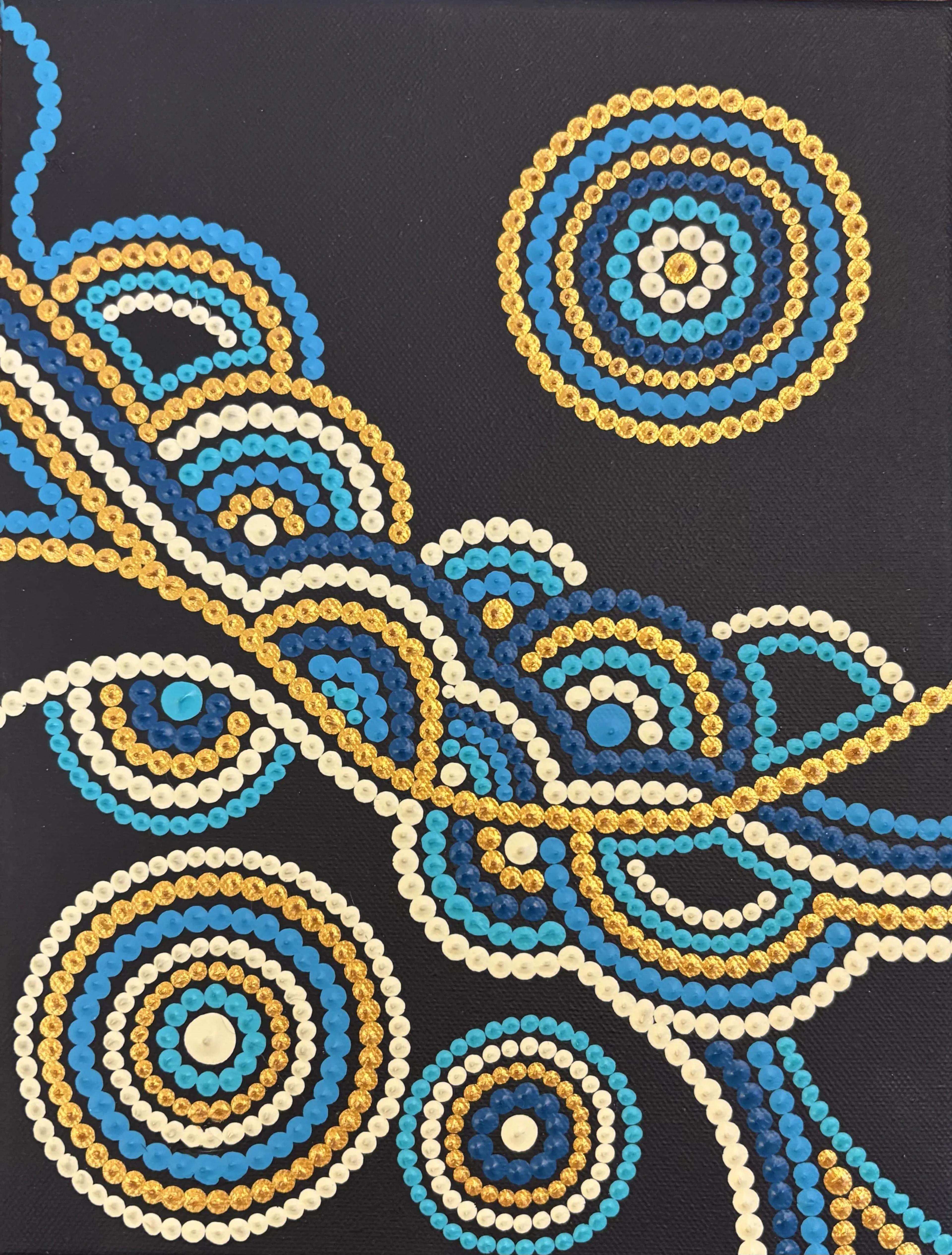 “Comète d'azur”, tableau abstrait contemporain de Caroline Pons. Œuvre pointilliste vibrante en bleus, or et blanc sur fond sombre, avec cercles concentriques et lignes ondulantes.