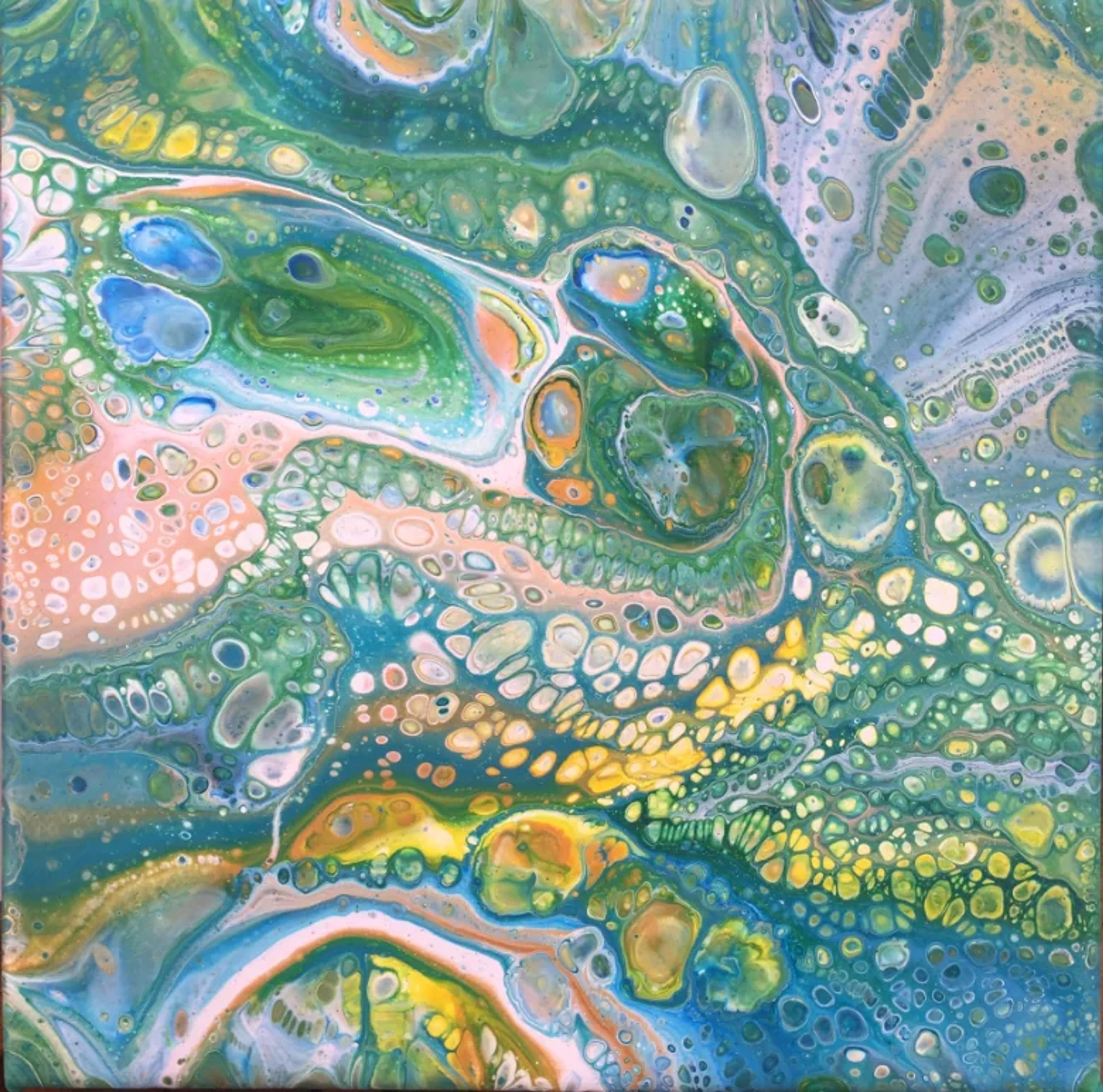 Tableau abstrait contemporain de Caroline Pons, utilisant l'acrylic pouring. Motifs fluides verts, bleus, jaunes et rosés avec des cellules organiques et des détails pointillistes.