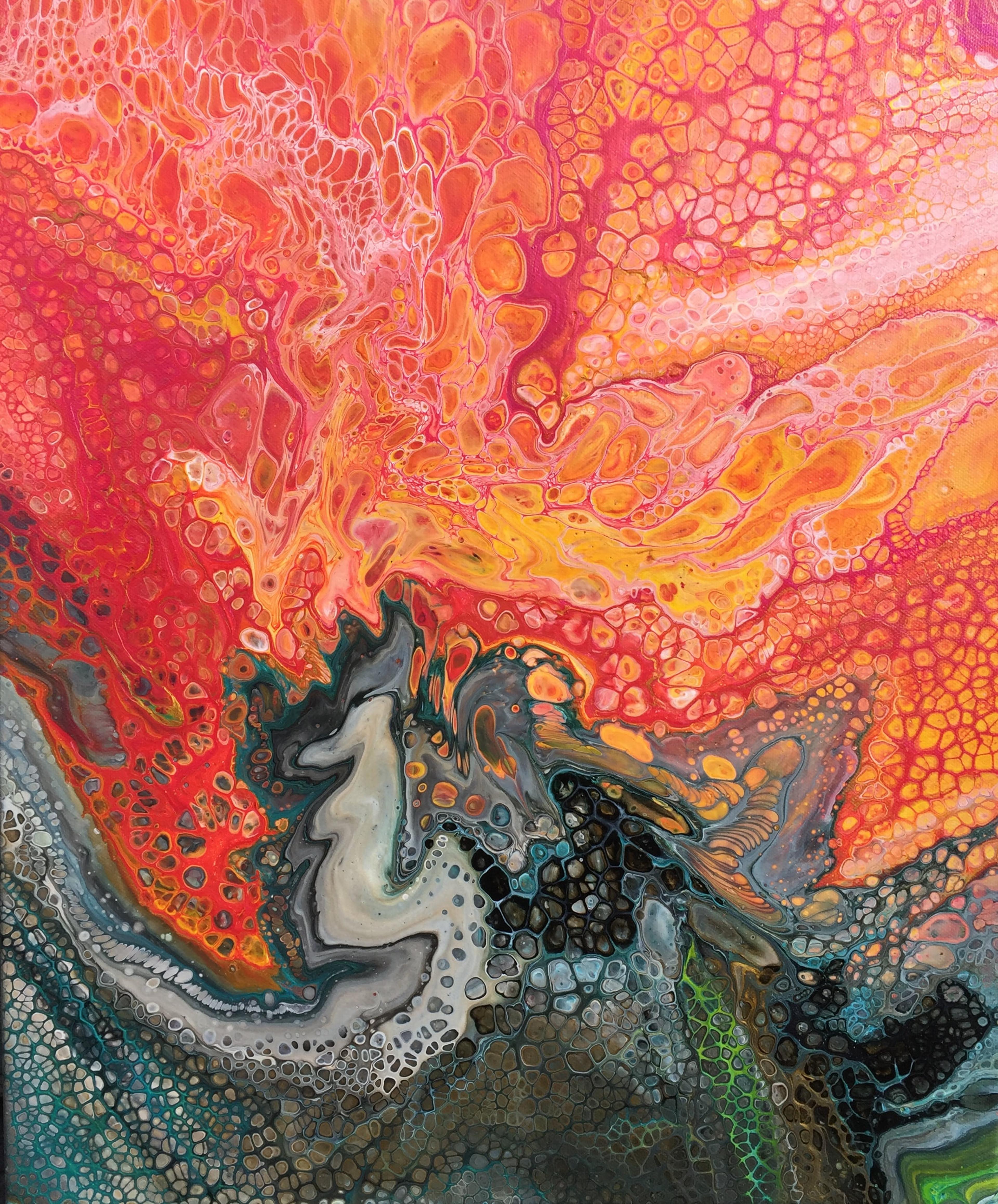 Peinture moderne de Caroline Pons. Œuvre abstraite vibrante avec des cellules rouges, oranges et jaunes fusionnant vers des nuances de vert-bleu, gris foncé. Art fluide unique.