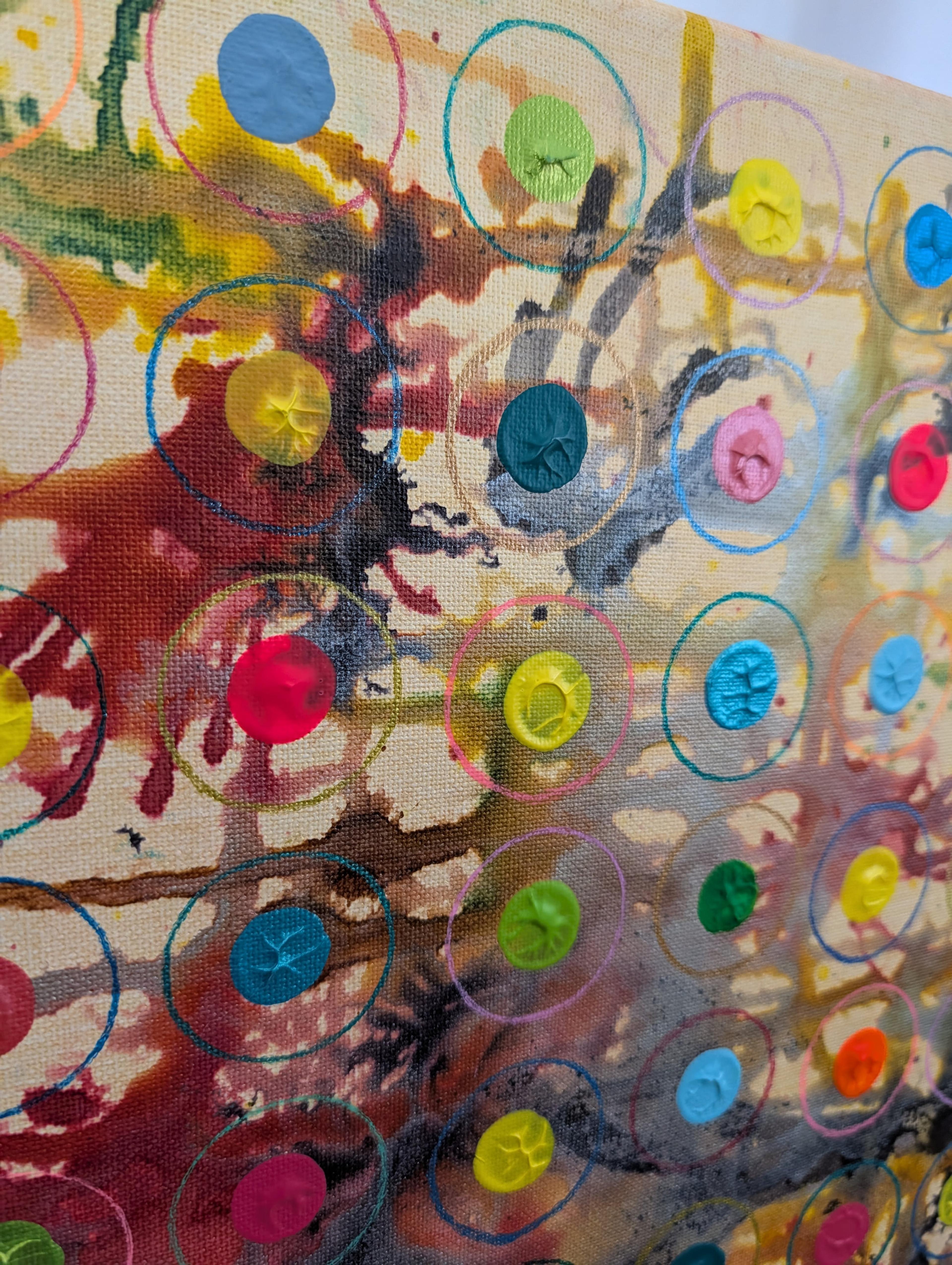 Détail de la Toile acrylique de Caroline Pons, Chorégraphie chromatique, révélant des points 3D vifs et des cercles colorés sur un fond abstrait texturé.