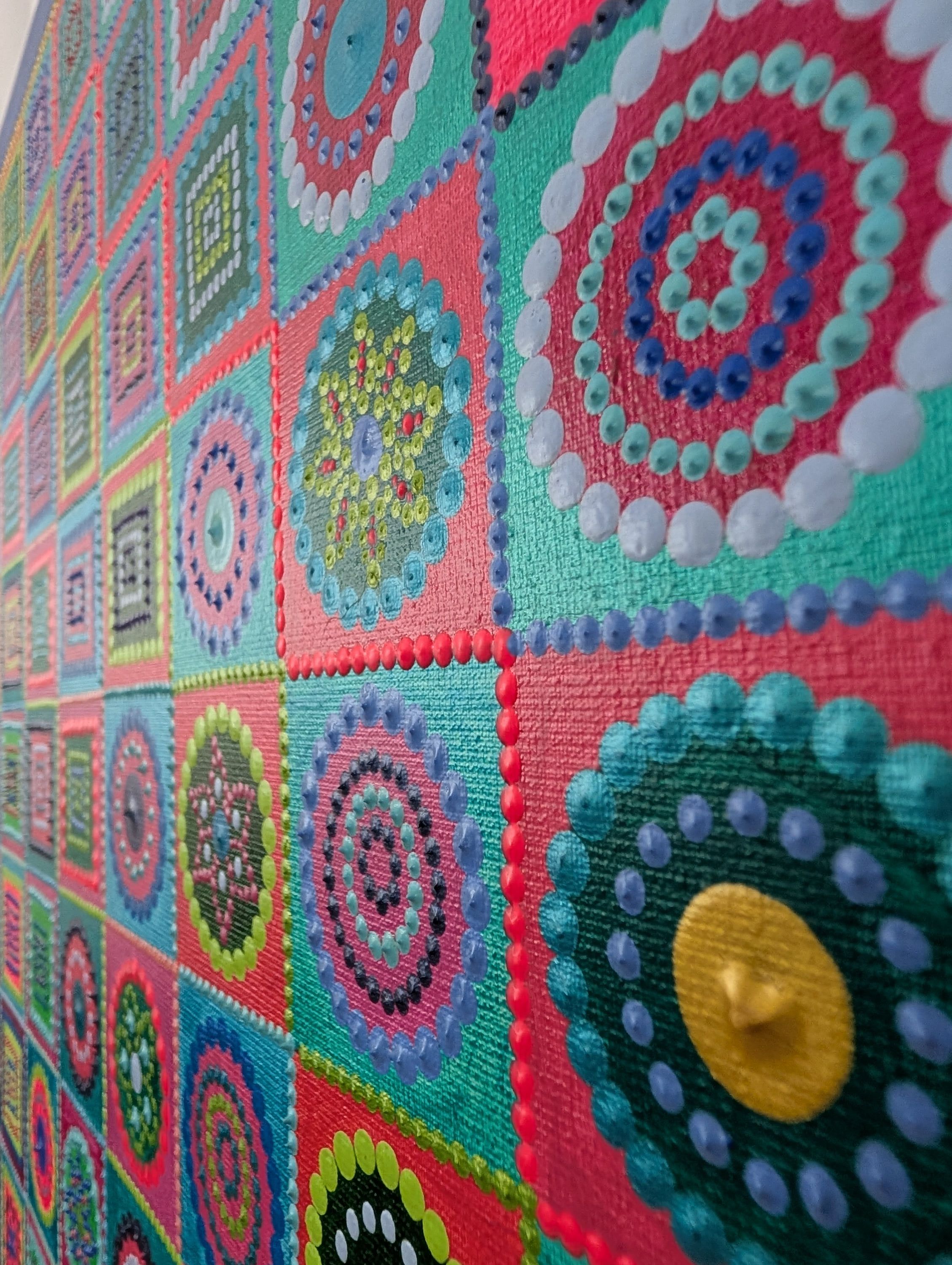 Détail de l'œuvre Illusion par Caroline Pons, un tableau abstrait contemporain. Motifs de points vifs et cercles concentriques en fuchsia, turquoise, bleu, vert.