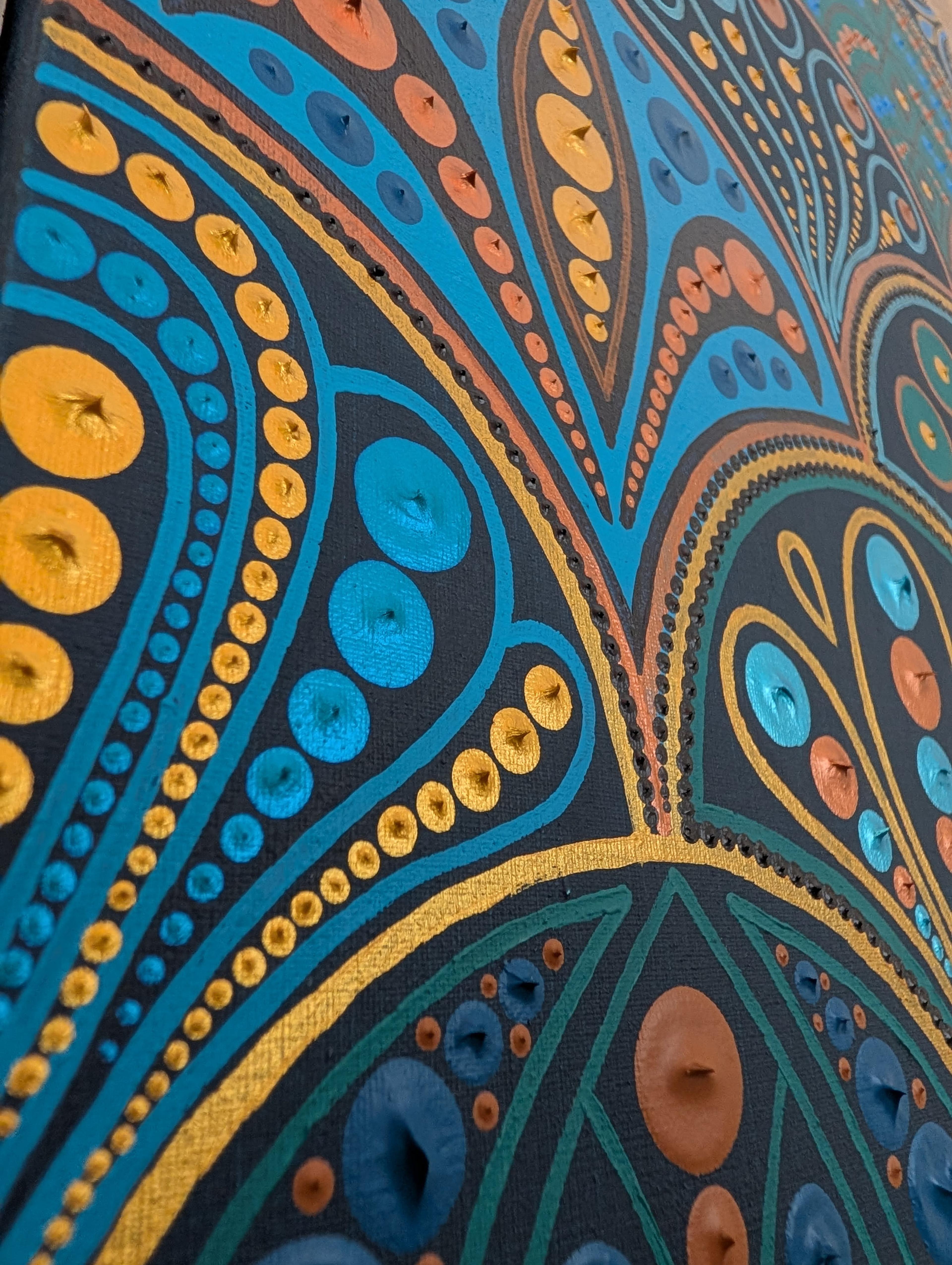 Détail texturé du Tableau abstrait contemporain de Caroline Pons, révélant des motifs de points et courbes éclatants en bleu turquoise, or et orange terre cuite sur fond sombre.