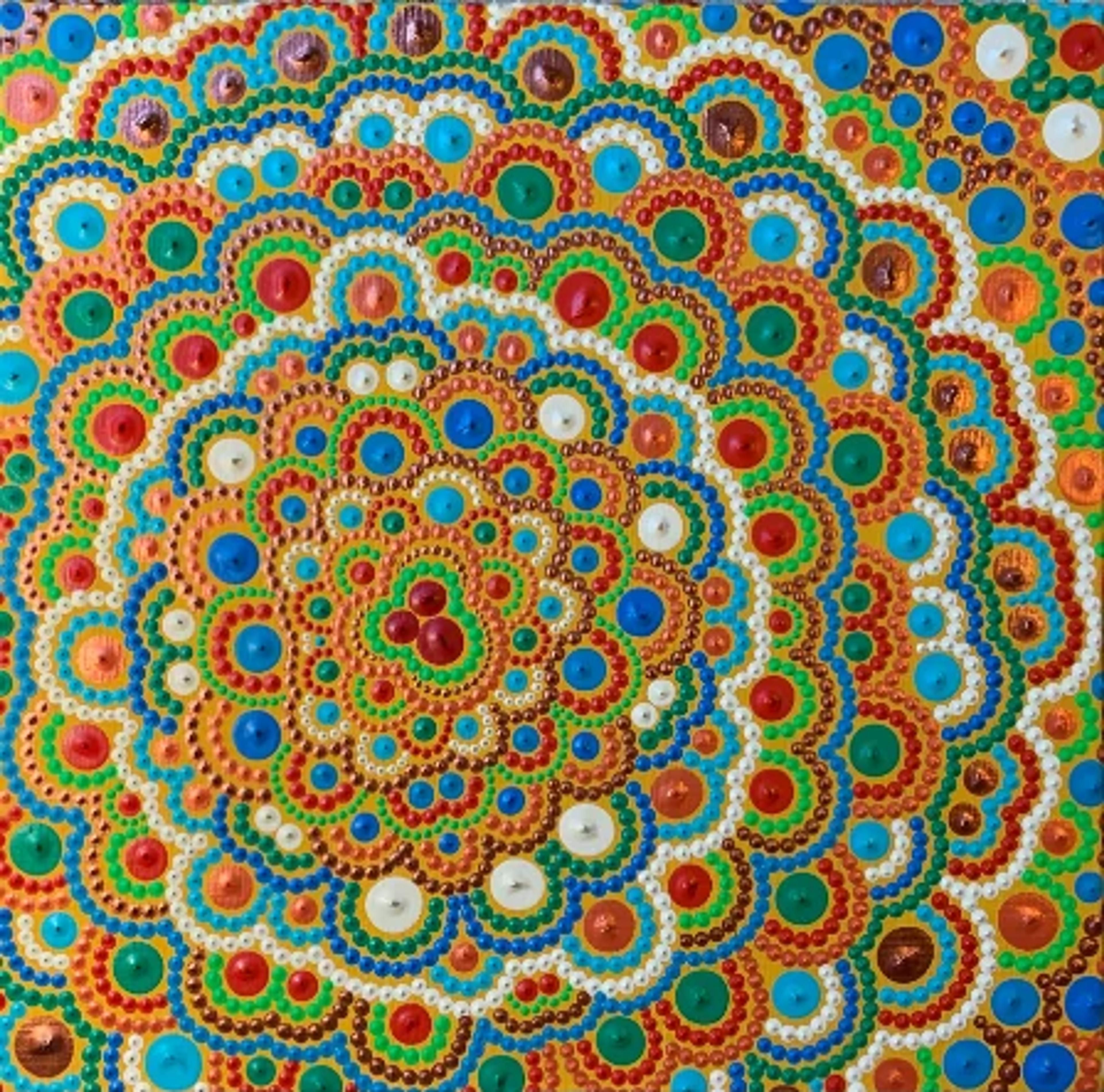 Toile #292 de Caroline Pons, un art aborigène contemporain vibrant. Mandala coloré de points texturés rouges, bleus, verts, oranges sur fond doré.