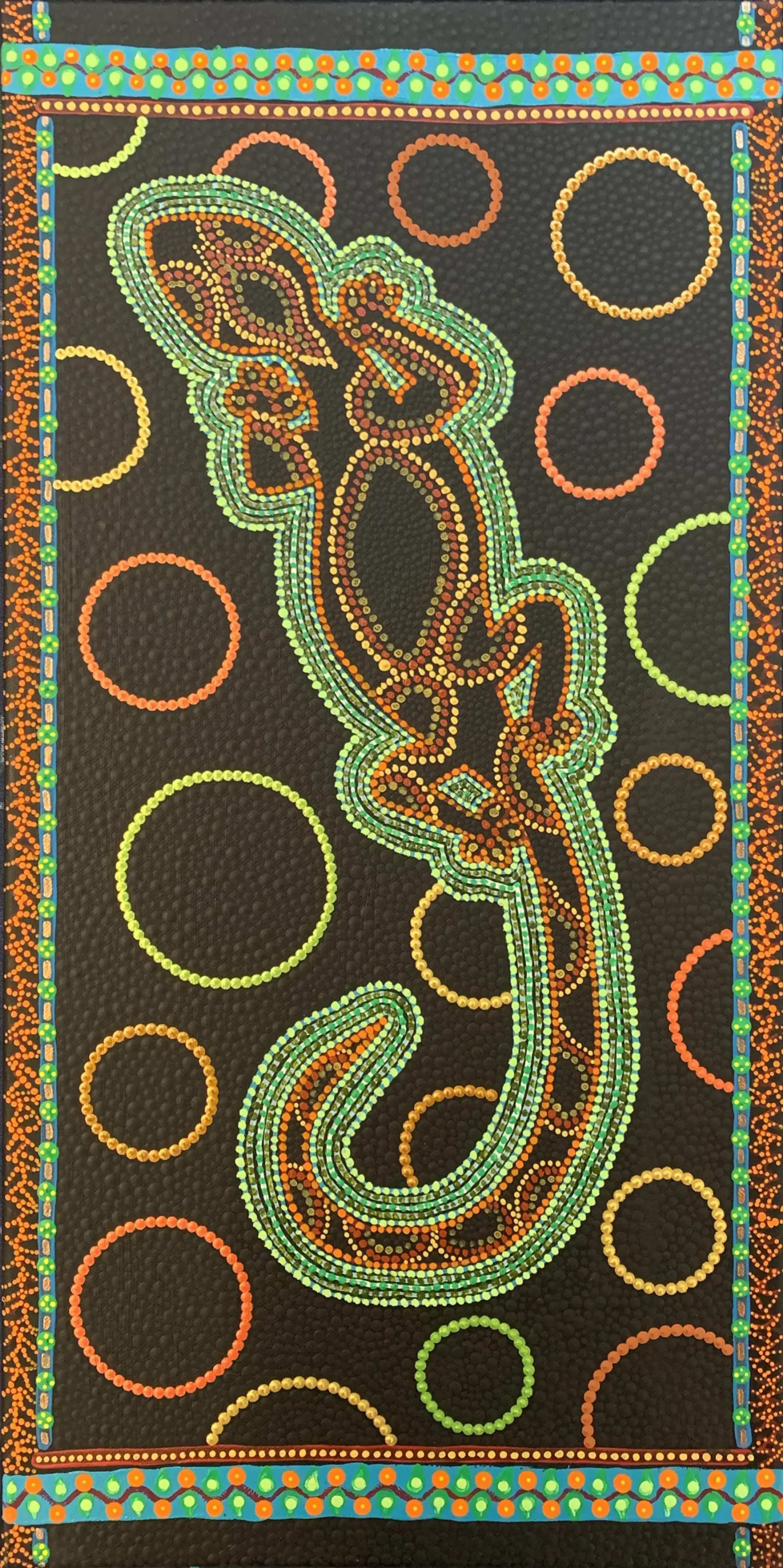 Œuvre vibrante "Lézard" de Caroline Pons, un art aborigène contemporain. Un lézard stylisé vert et orange orne un fond noir, parsemé de cercles multicolores en pointillisme. Ambiance rythmée.