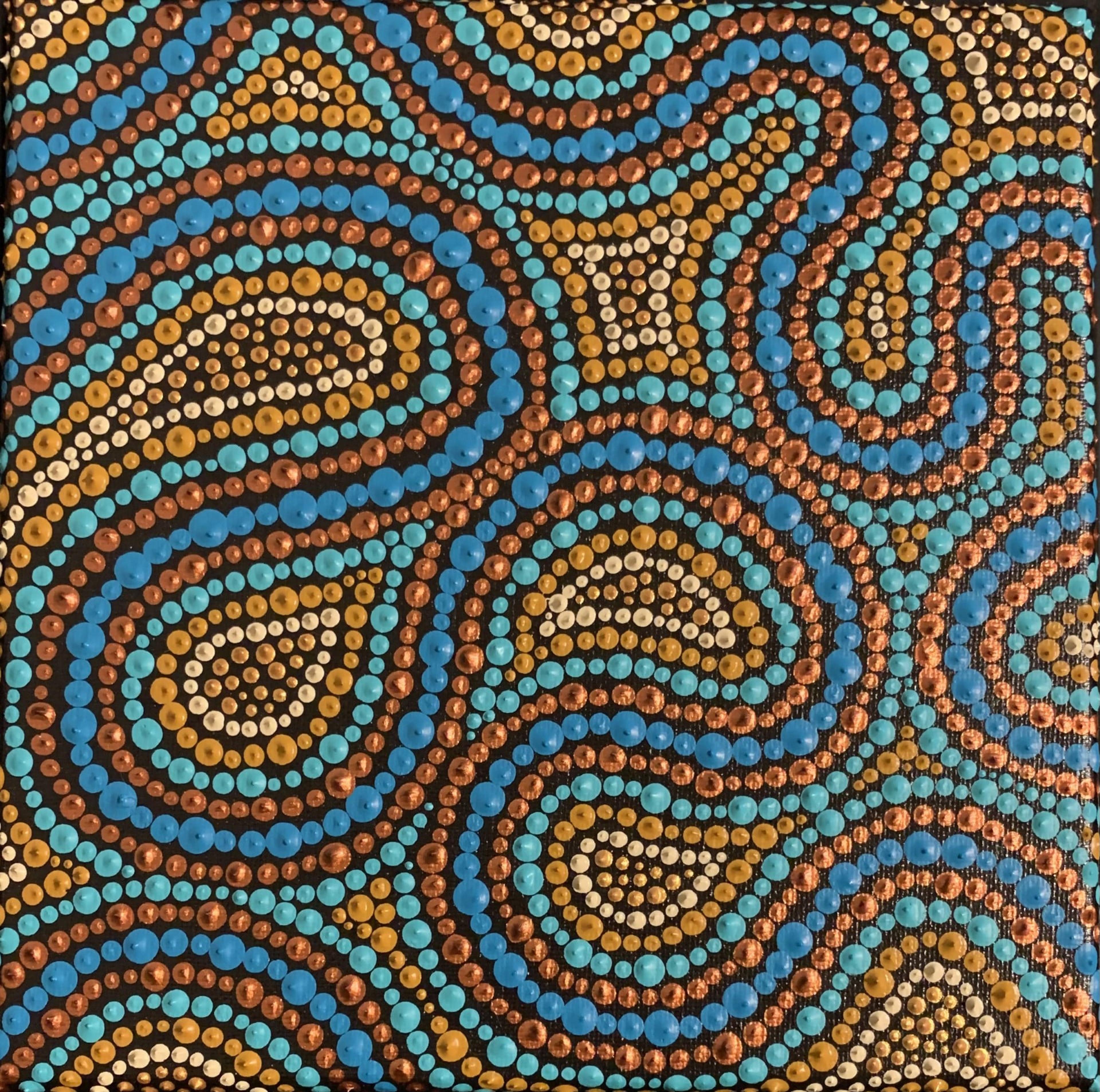Caroline Pons, Art aborigène contemporain : Toile #425 avec des points ondulants texturés en bleu, bronze, or et blanc sur fond noir. Œuvre vibrante.