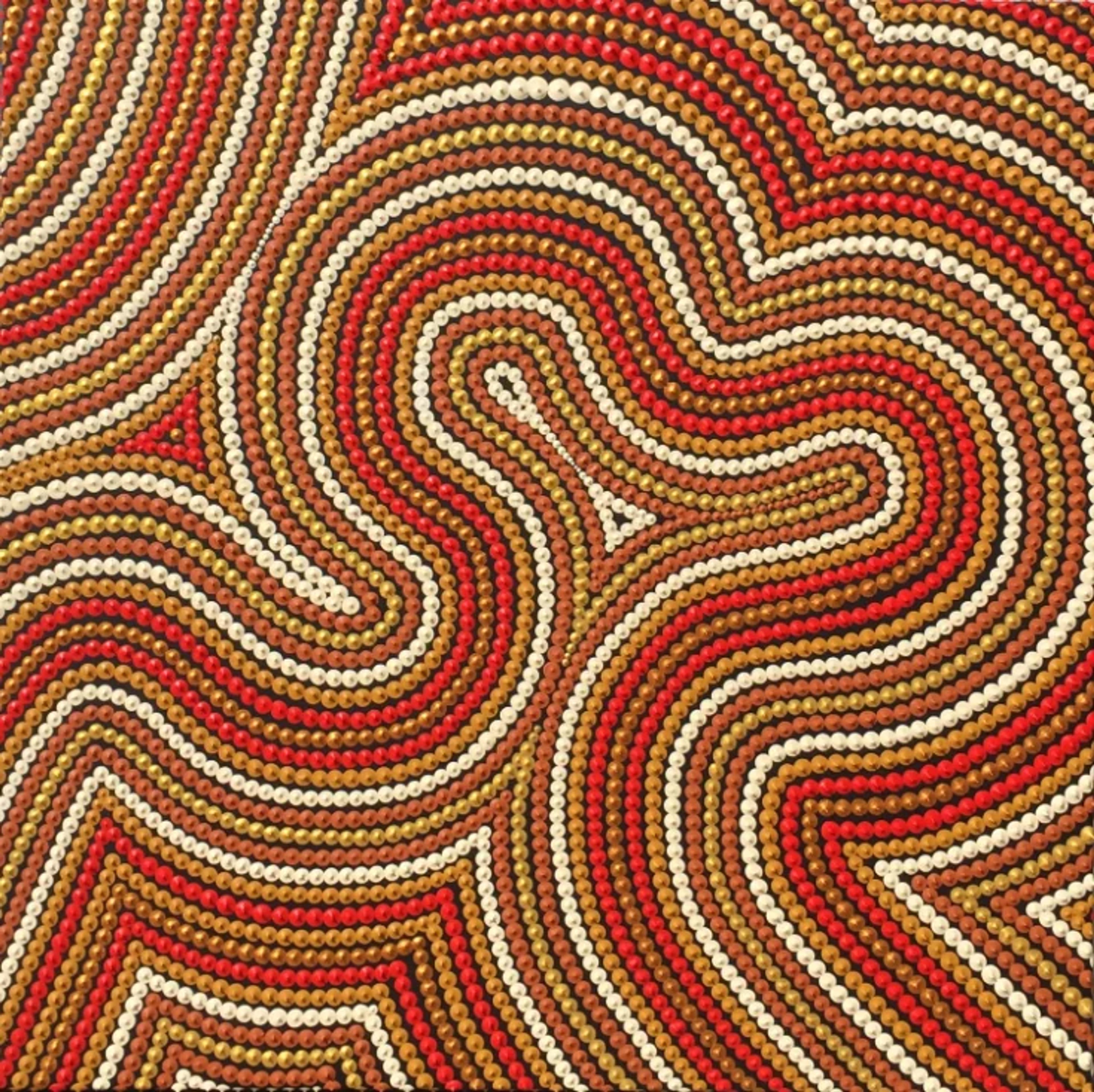 Tableau "Désert aborigène" de Caroline Pons, une Œuvre originale d'art aborigène contemporain aux points rouges, or et crème formant des chemins sinueux sur fond sombre.