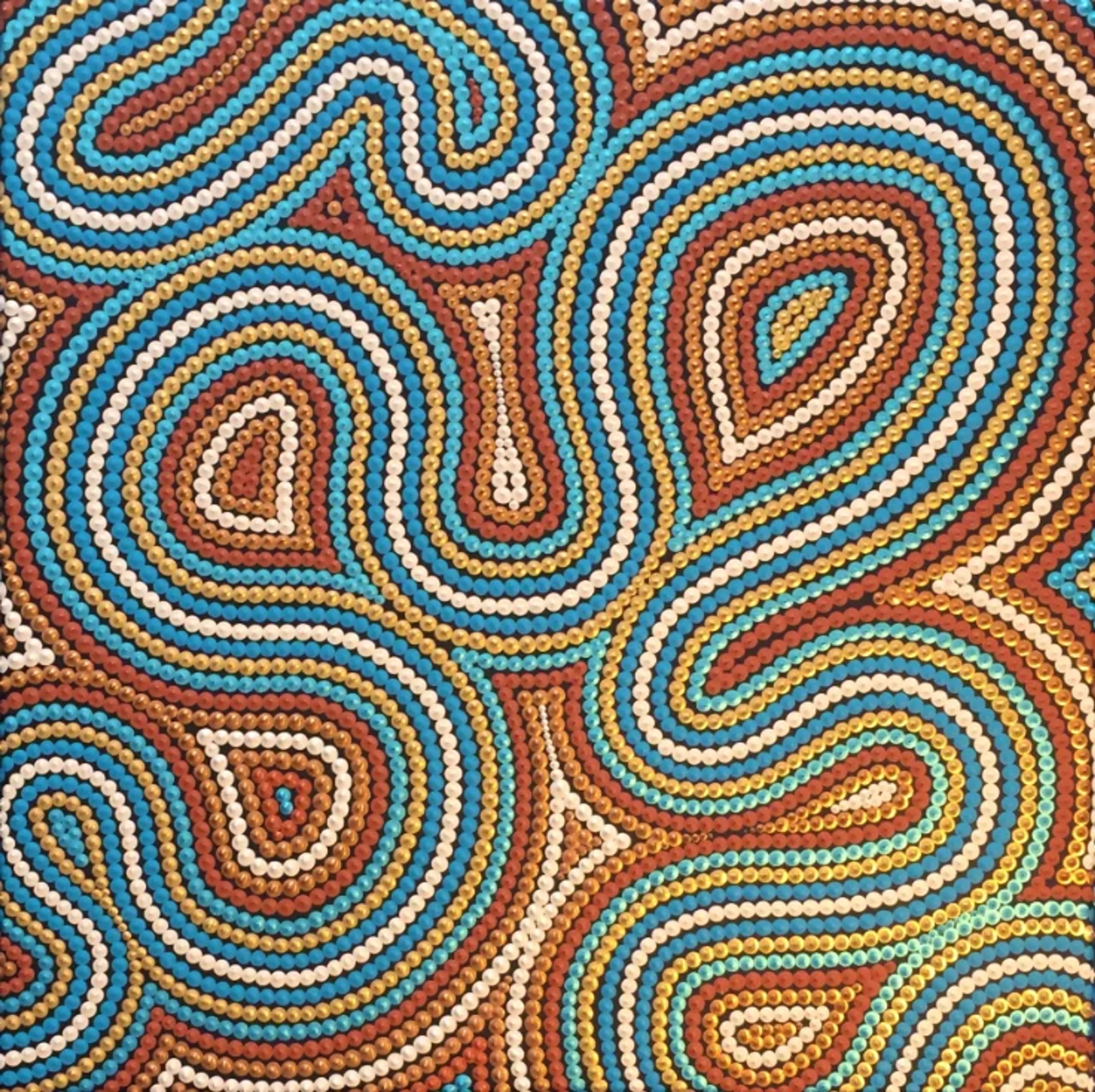« Rivière aborigène » de Caroline Pons, un tableau abstrait contemporain. L'œuvre révèle des points bleus, bruns et dorés, créant des motifs sinueux de rivières et de paysages.
