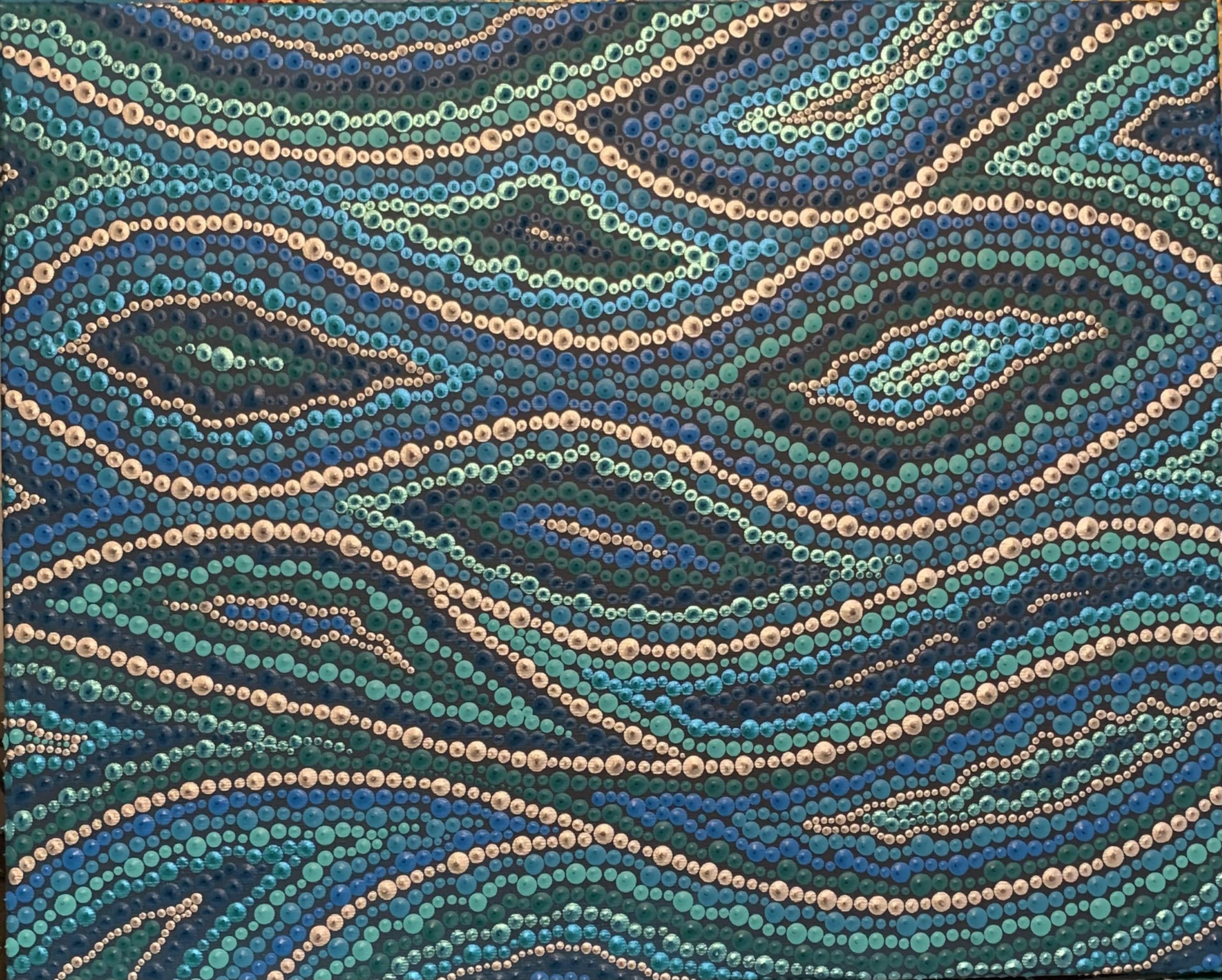 Toile #421 de Caroline Pons, un tableau abstrait contemporain. Motifs ondulants de points bleus, turquoise et crème, créant une texture vibrante et hypnotique.
