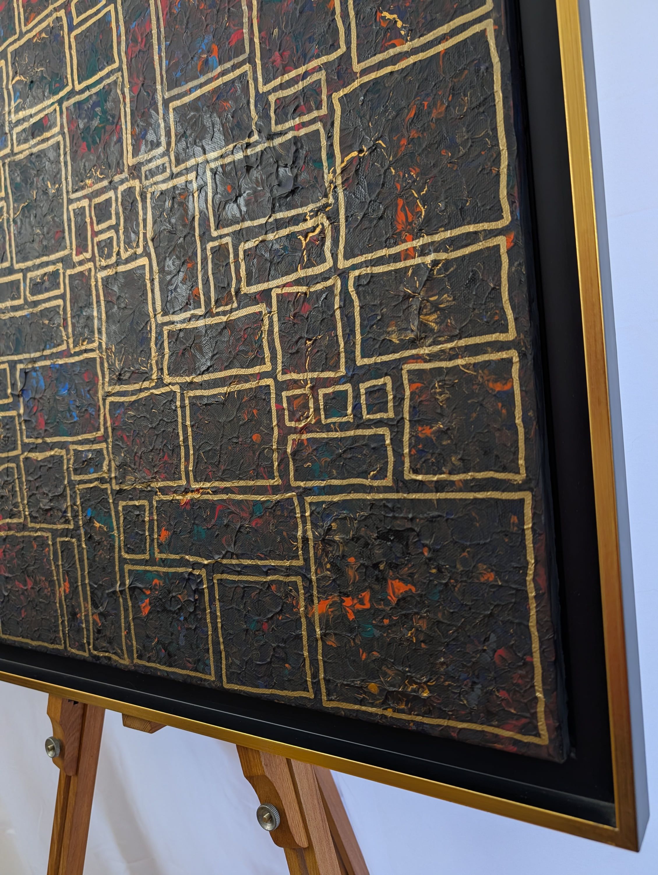 Détail de "La ville enfouie" de Caroline Pons: texture profonde, rectangles dorés irréguliers sur fond sombre moucheté de couleurs vives. Œuvre originale exposée sur chevalet.
