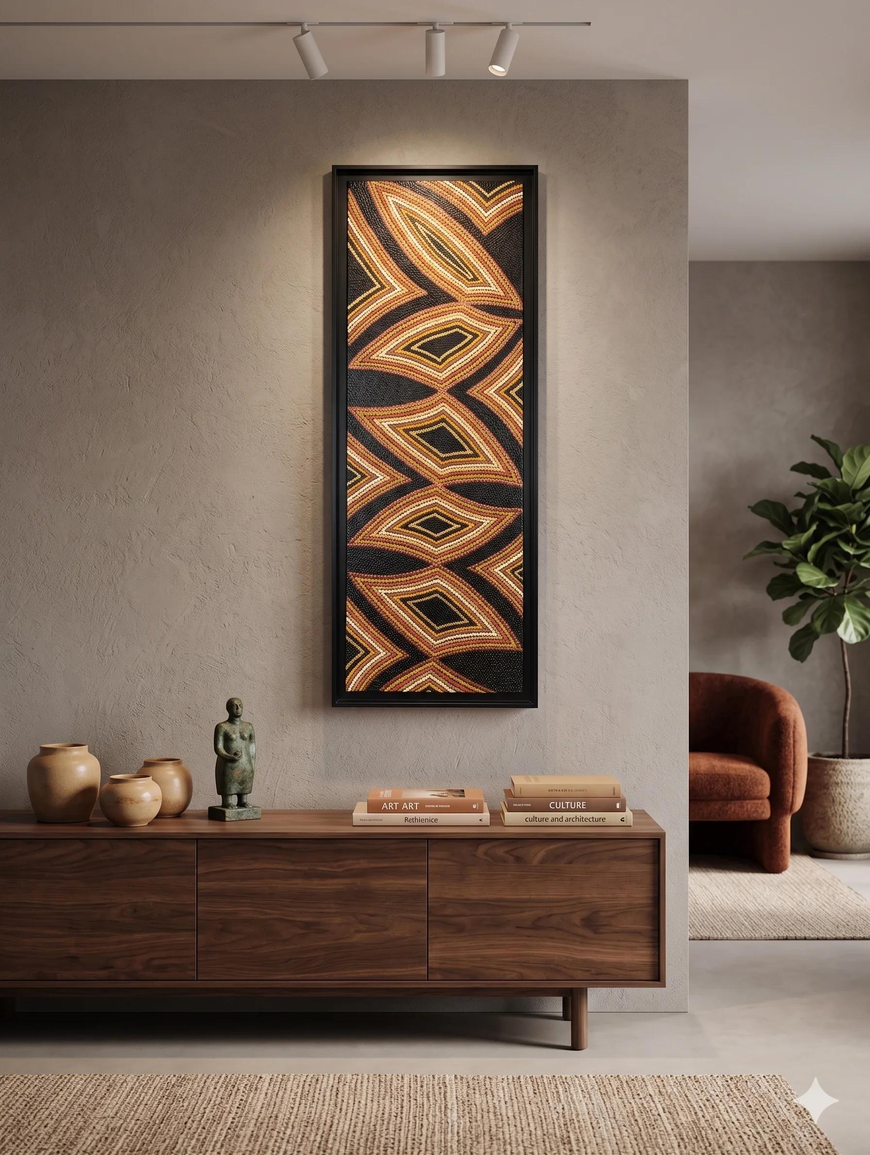 La Danse des Formes, Art aborigène contemporain de Caroline Pons. Œuvre pointilliste aux motifs ondulants noir, orange et crème, affichée dans un salon moderne.