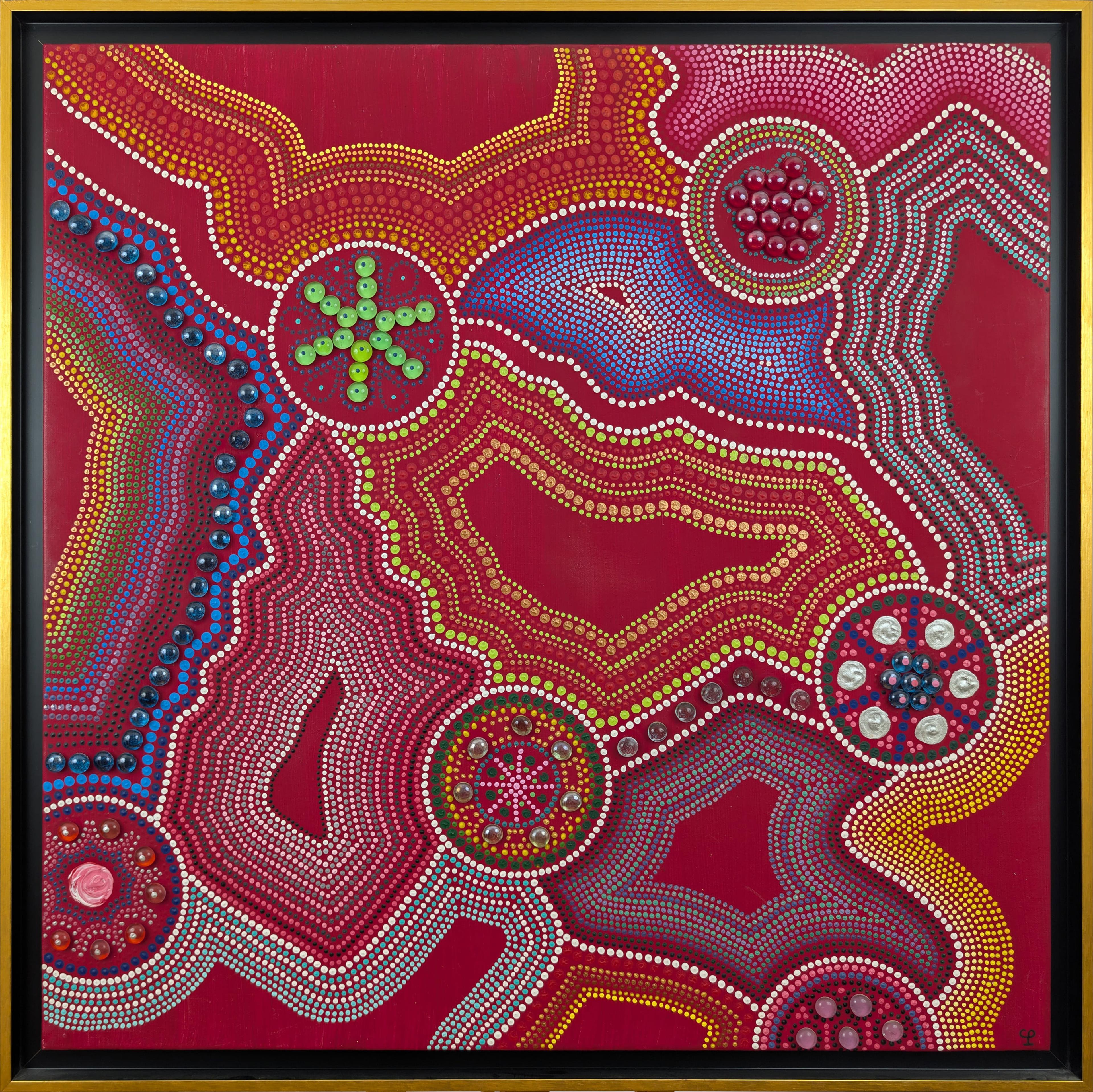 Songe aborigène de Caroline Pons. Art aborigène contemporain sur fond rouge profond. Motifs complexes de points jaunes, bleus, verts, blancs, créant des formes organiques et cercles vibrants, ambiance mystique.