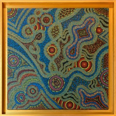 Toile #208 encadrée de Caroline Pons. Art aborigène contemporain aux motifs de points bleus, verts, rouges et formes organiques complexes.