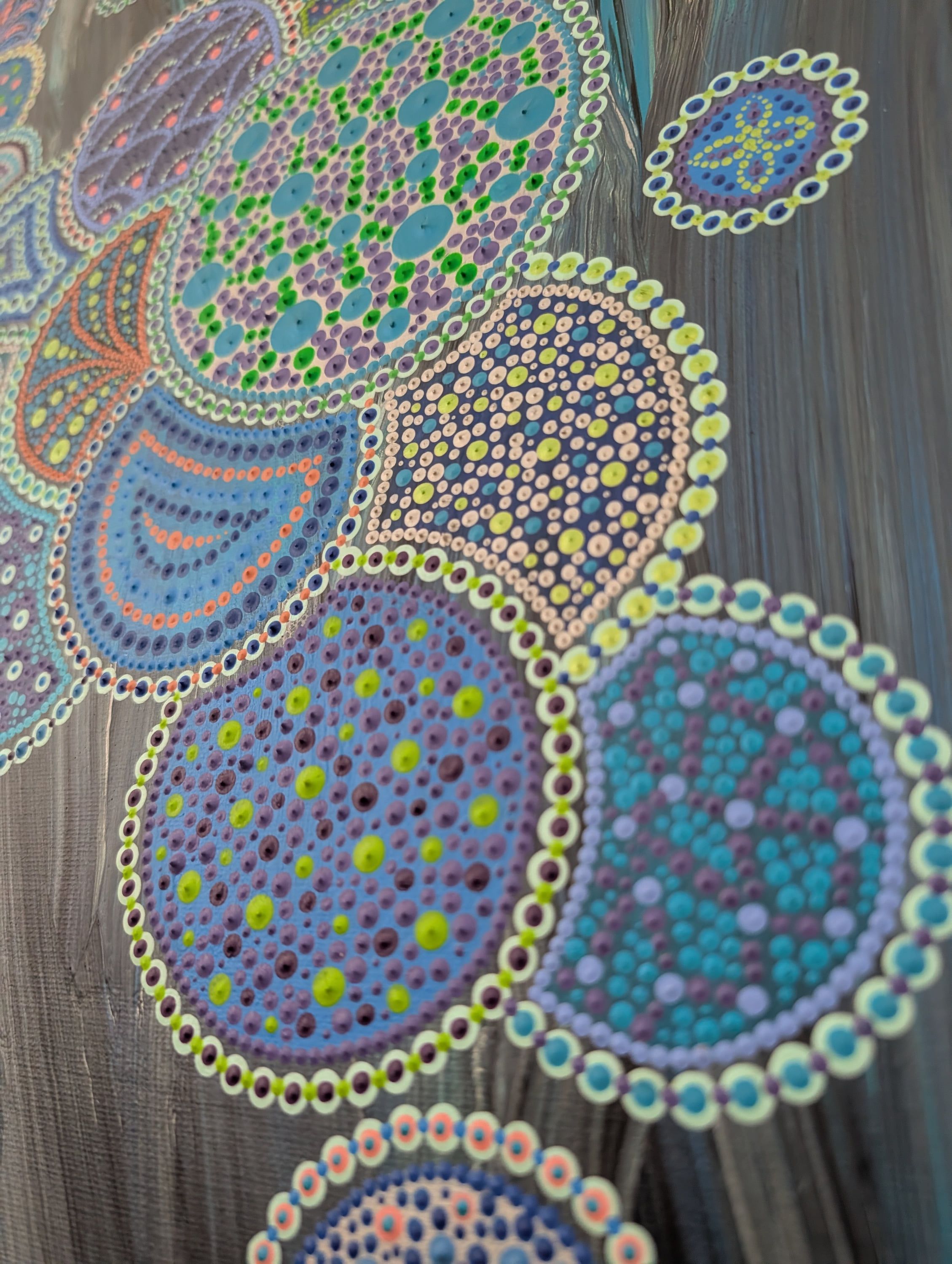 Gros plan de "Eclosion céleste" par Caroline Pons, un tableau abstrait contemporain. Des points bleus, verts, violets et corail dessinent des motifs complexes sur fond gris.