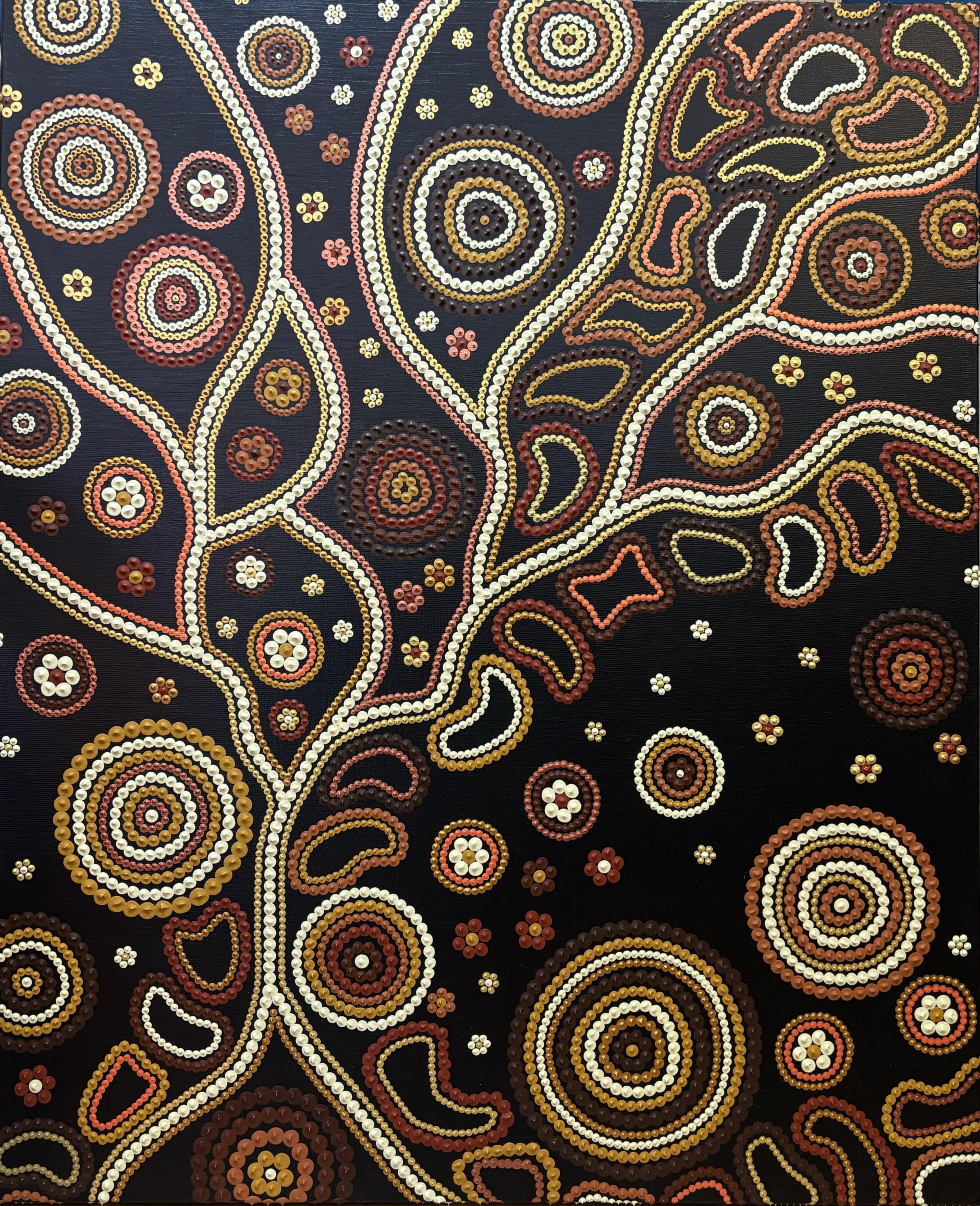Caroline Pons crée un Art aborigène contemporain. Toile noire détaillée de motifs vibrants en points concentriques et lignes ondulantes aux teintes ocre, crème et brun.
