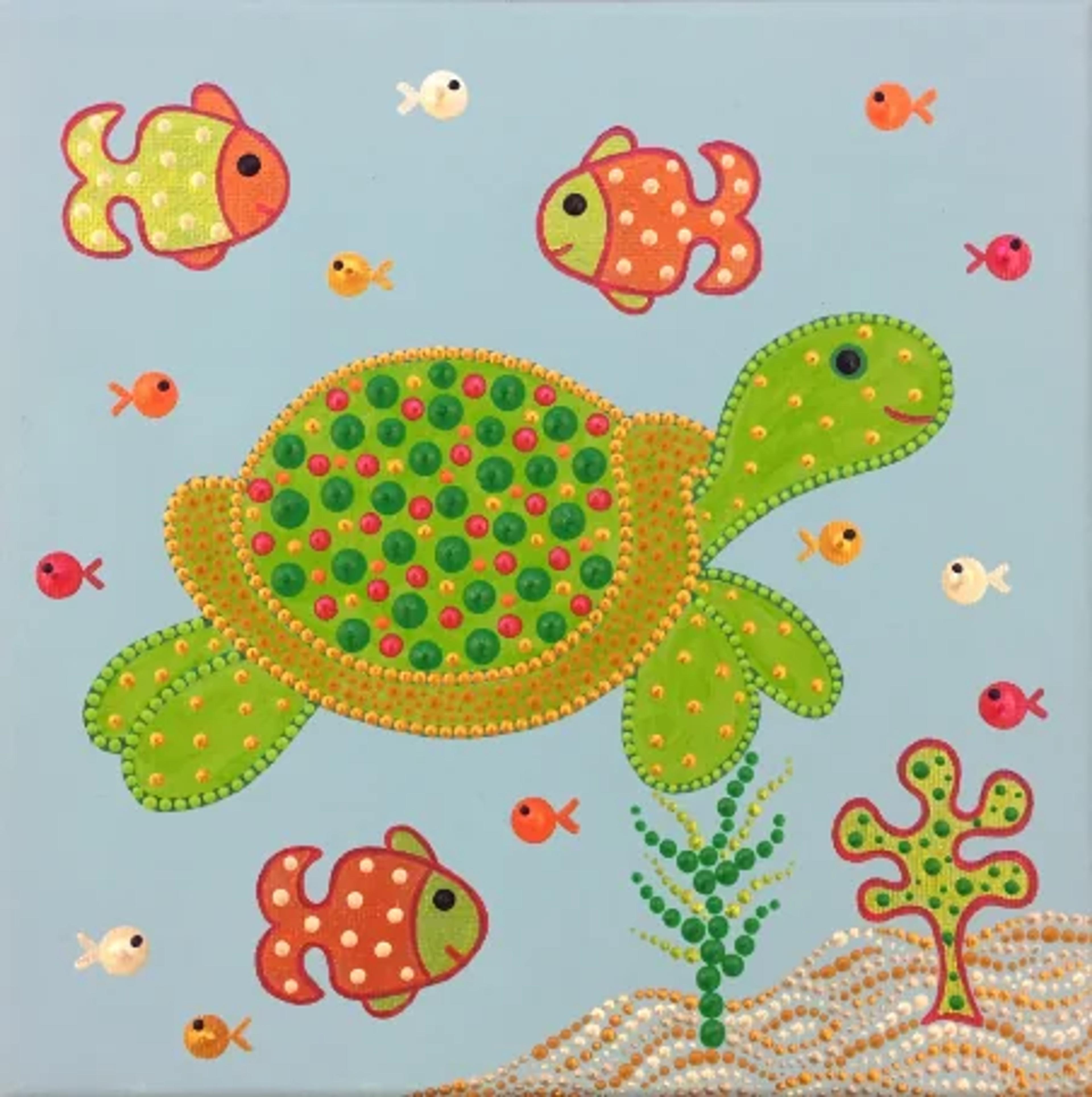 Tortue marine verte, orange et rouge en pointillisme sur fond bleu clair, entourée de poissons et végétation. Art aborigène contemporain de Caroline Pons aux couleurs vives.
