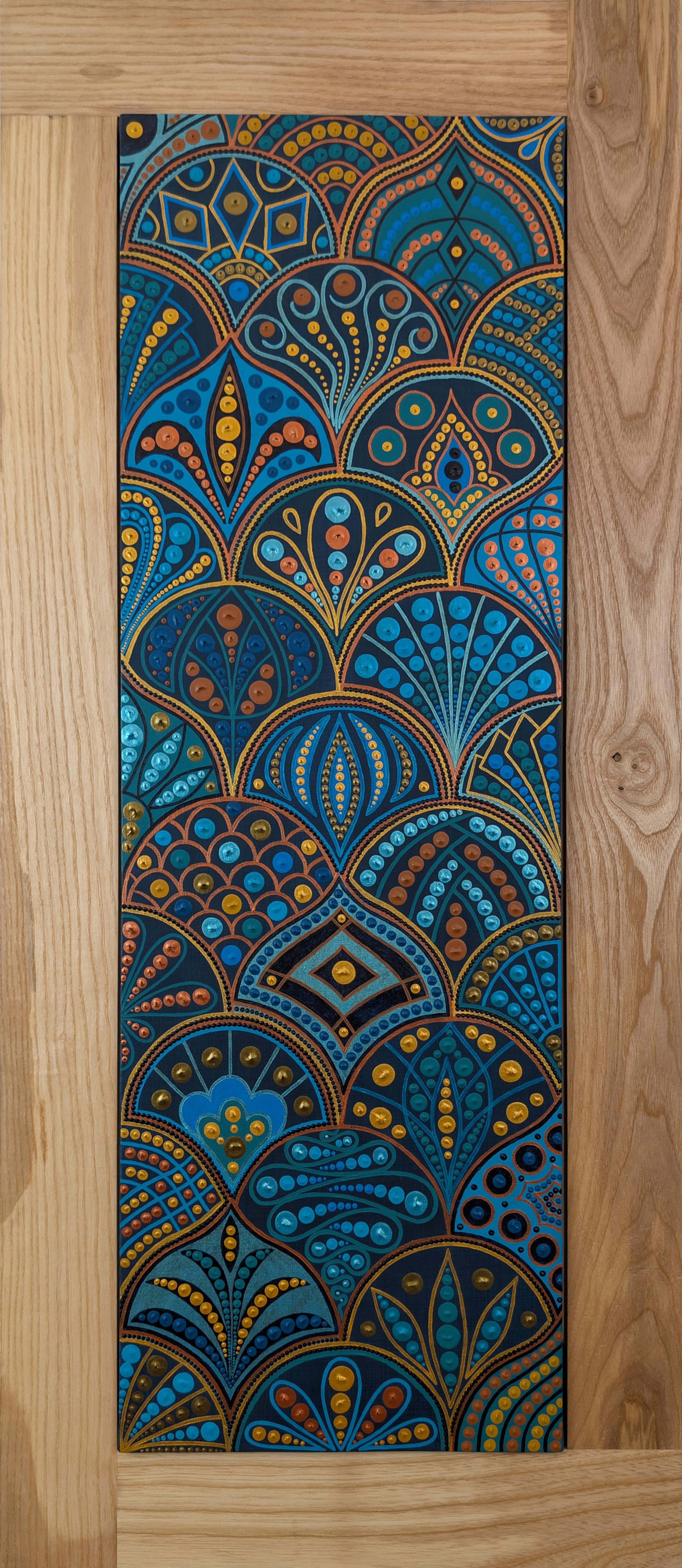 Tableau abstrait contemporain "Sans titre — Toile #462" de Caroline Pons. Motifs complexes de points bleus, or et orange sur fond sombre, encadrés par du bois clair. Art vibrant et détaillé.
