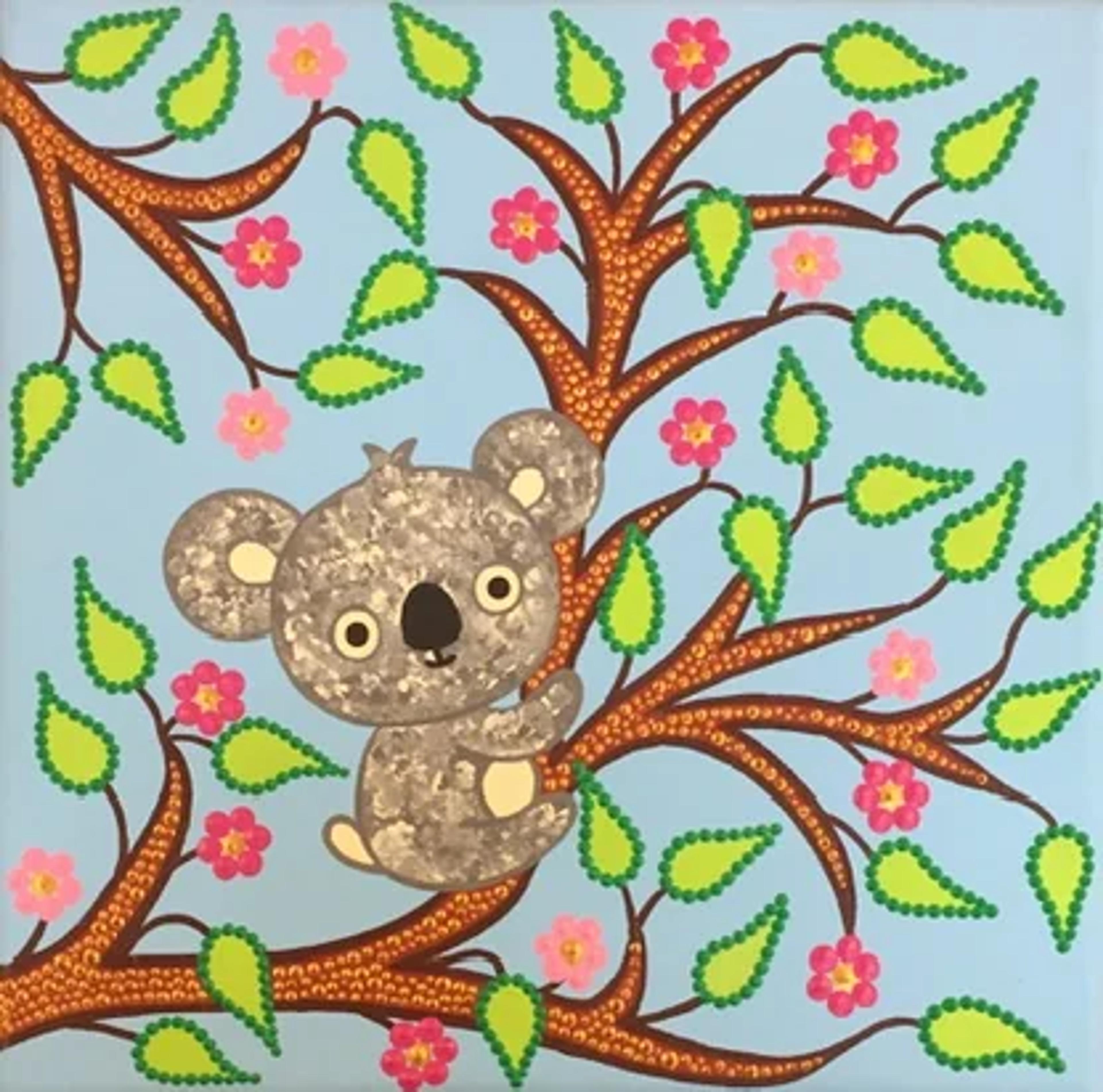 Koala en art pointilliste, grimpant un arbre aux feuilles vertes et fleurs roses sur ciel bleu clair. Une toile acrylique de Caroline Pons.