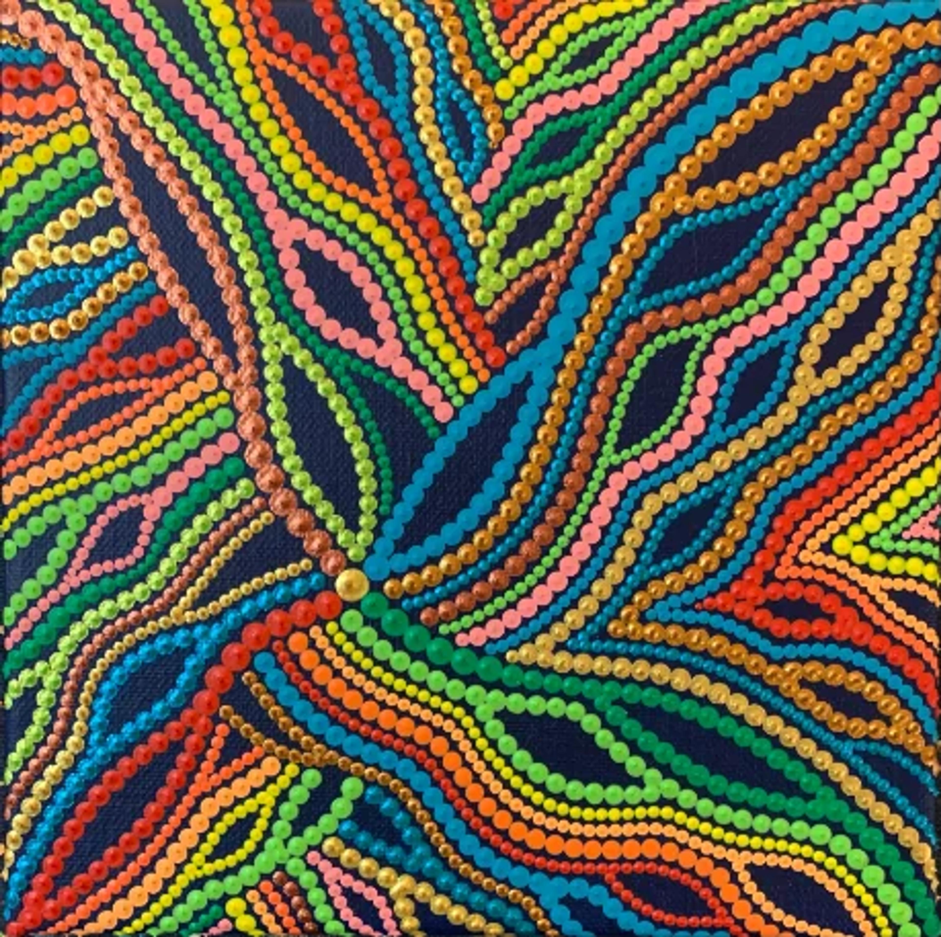 Toile #346 de Caroline Pons, art aborigène contemporain. Motifs de points vibrants et colorés (rouge, jaune, vert, bleu, or) formant des lignes ondulantes sur fond bleu nuit.