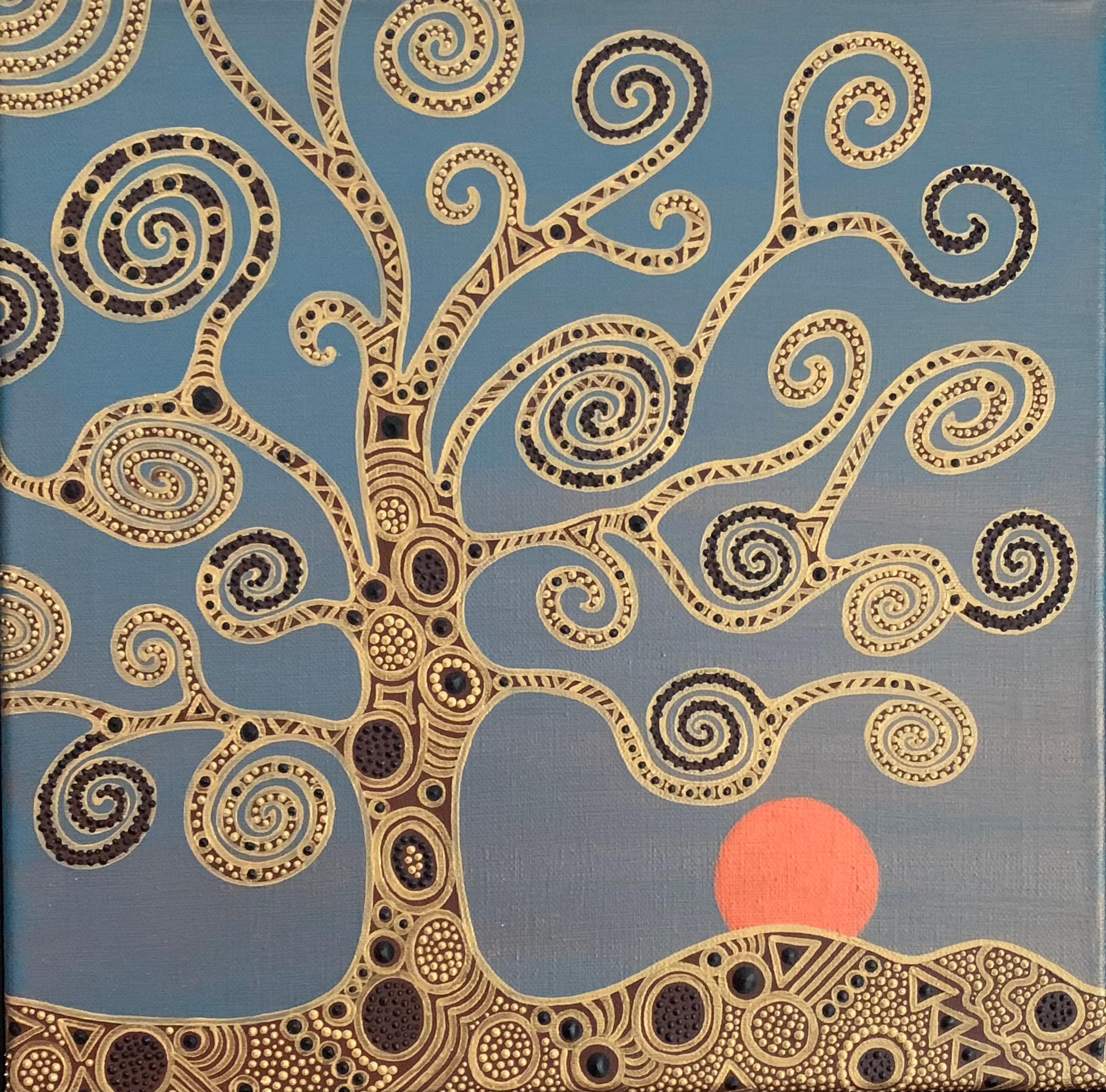 Peinture “Arbre de vie et coucher de soleil” de Caroline Pons. Œuvre originale en art aborigène contemporain: motifs de points et spirales dorés, noirs, sur fond bleu, avec un soleil orange vif.