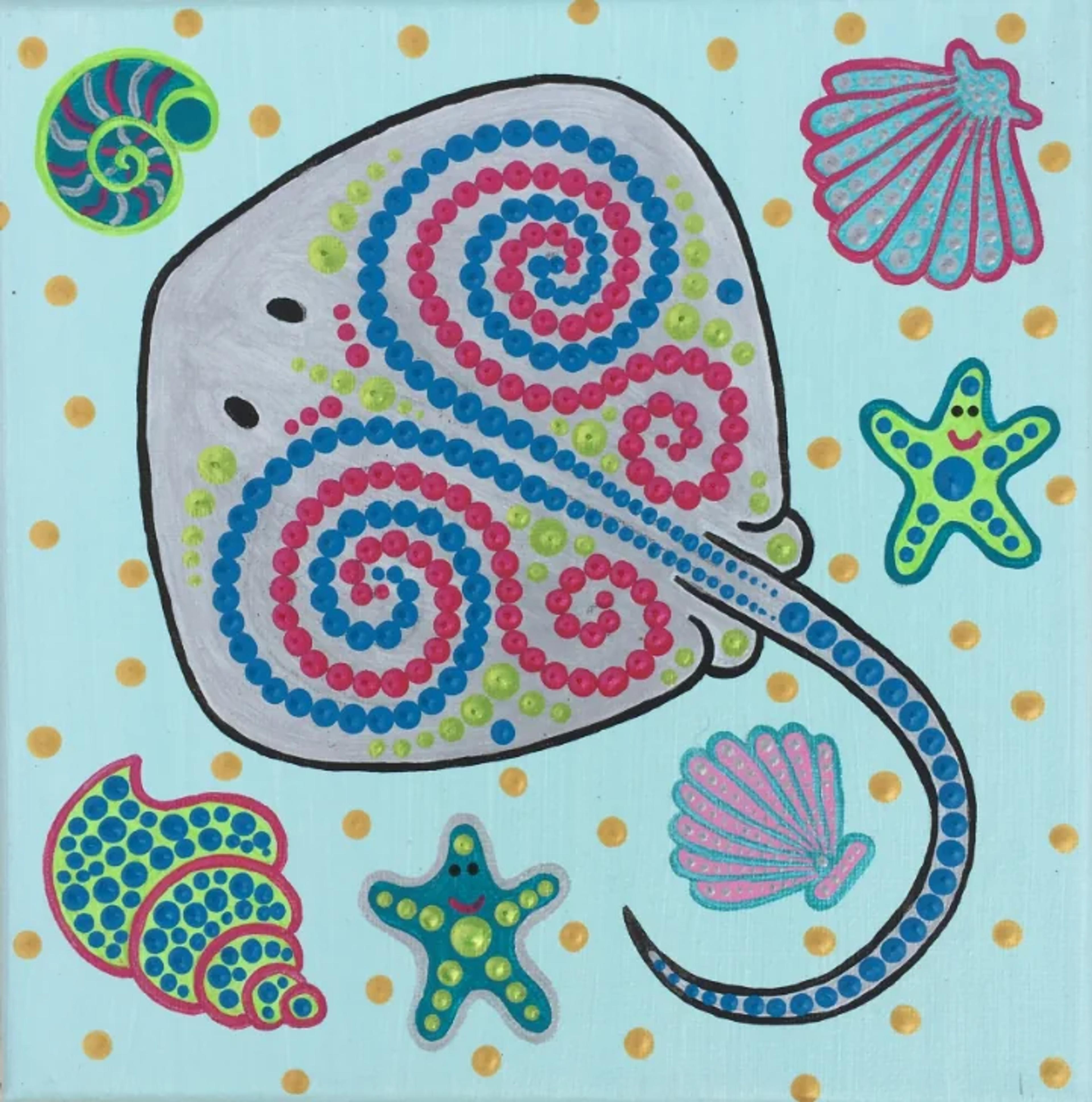 Œuvre originale 'Raie' de Caroline Pons: une toile pointilliste marine vibrante. Raie grise, coquillages et étoiles de mer en pois roses, bleus et verts sur fond bleu clair moucheté jaune.