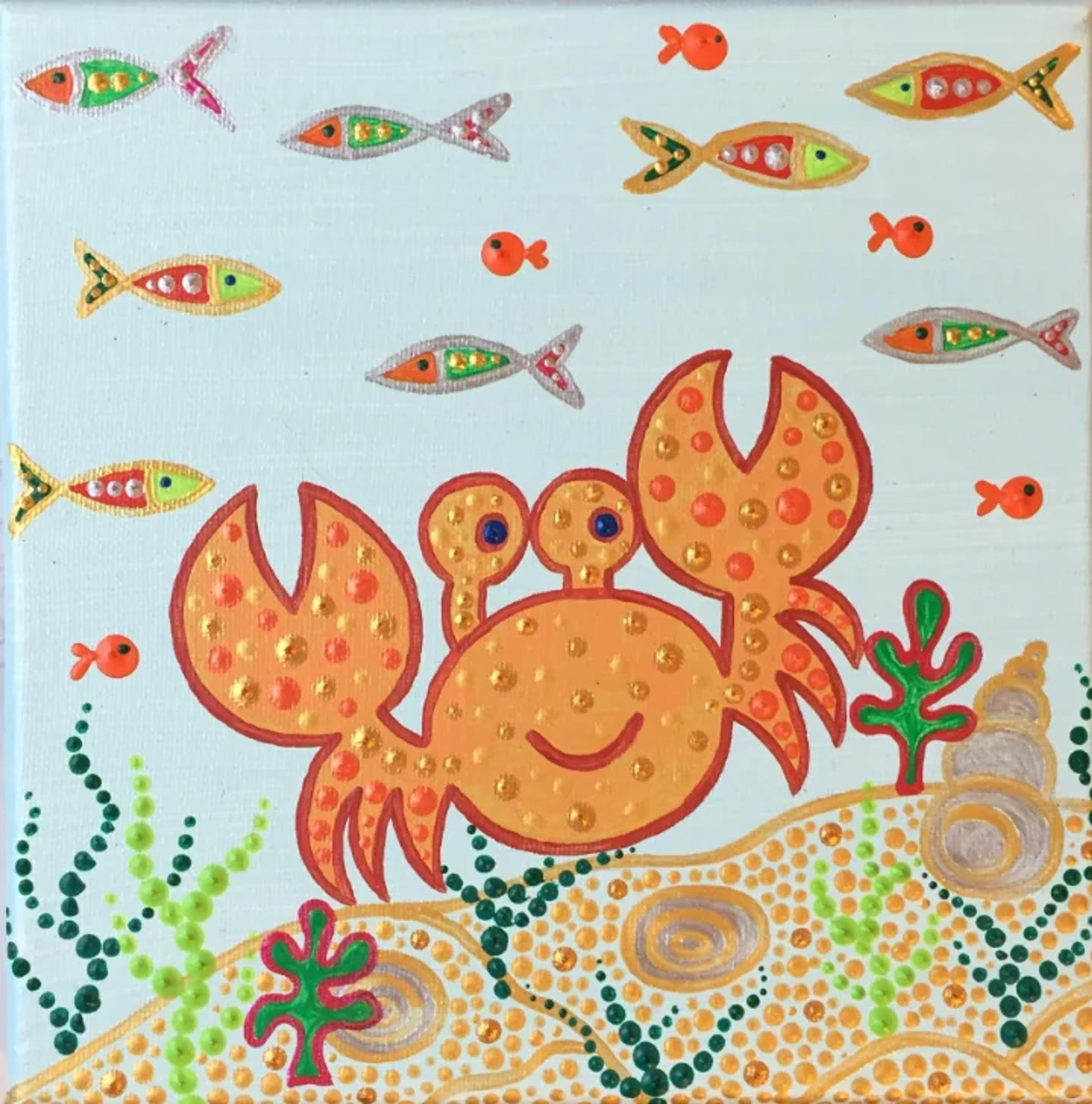 « Crabe » de Caroline Pons, toile acrylique vibrante. Un crabe orange joyeux et des poissons colorés en pointillisme, sur fond marin bleu clair, avec des algues vertes.