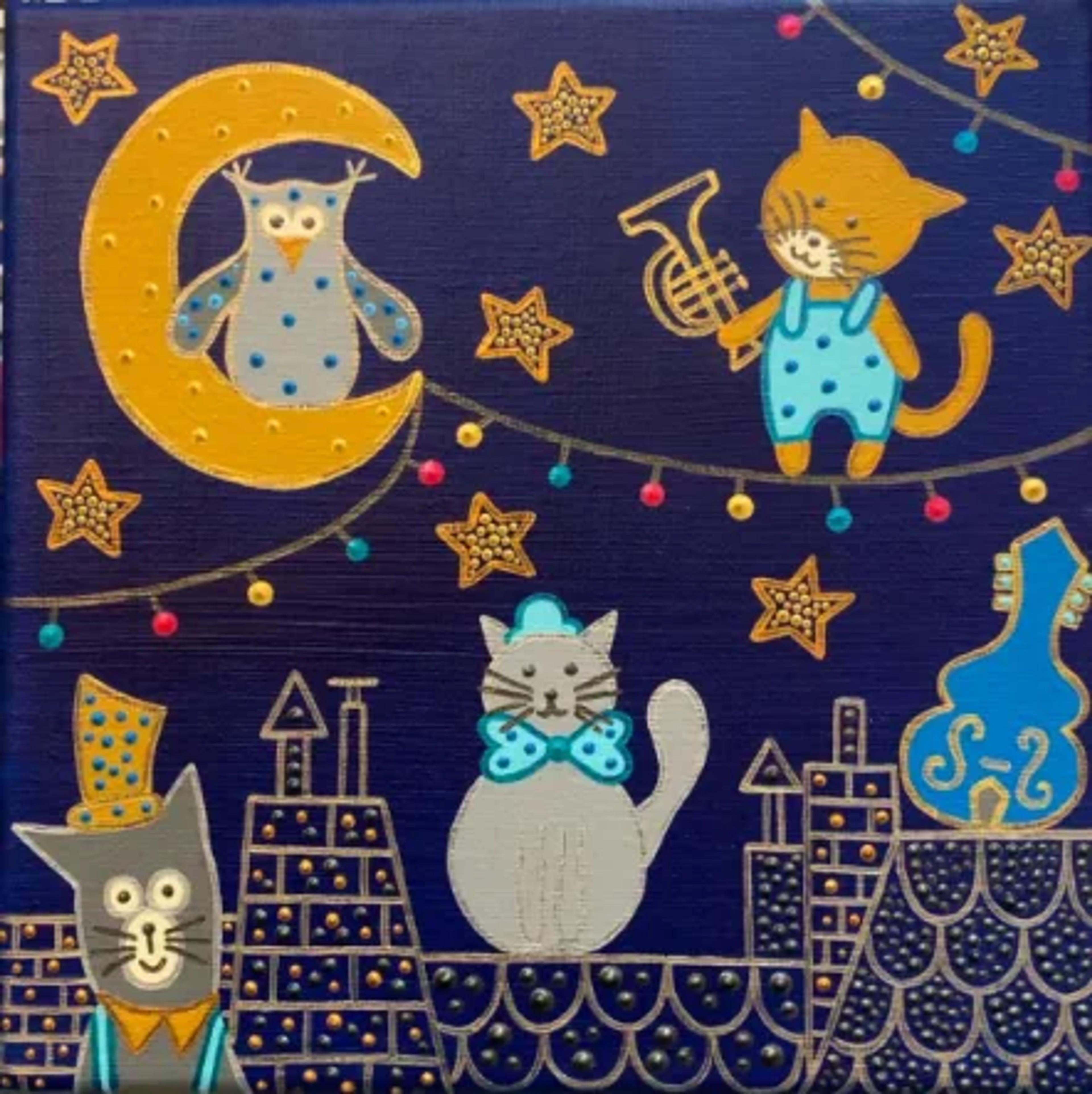 Vue directe de l'œuvre "Chats sur les toits" par Caroline Pons. Peinture moderne sur toile bleu nuit : chats musiciens sur toits, hibou sur lune dorée, étoiles. Détails en points colorés vifs pour une scène onirique.