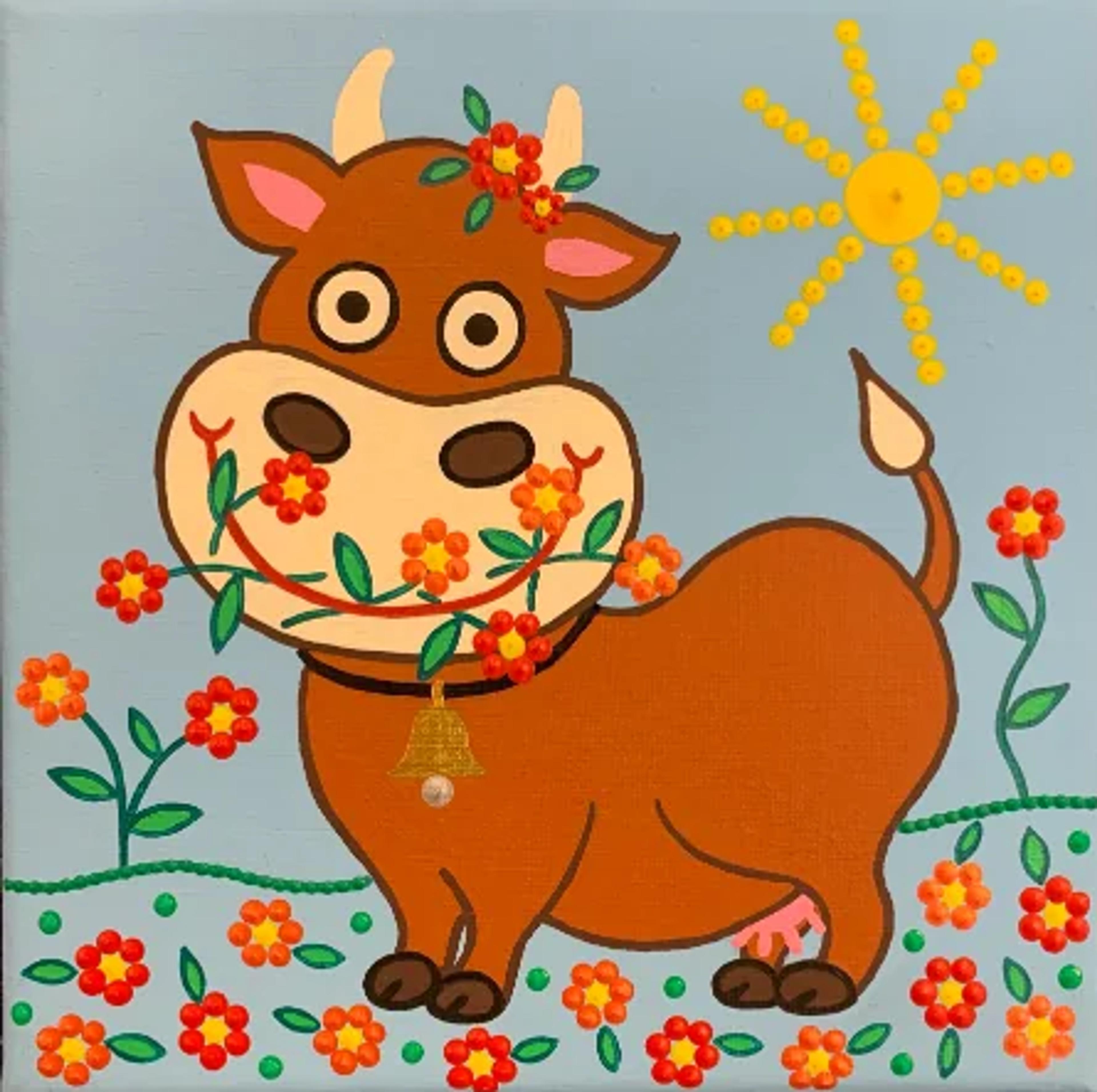 Vache joyeuse marron de Caroline Pons, portant clochette et fleurs pointillistes rouges/oranges sur fond bleu clair et vert. Une Toile acrylique ludique avec un soleil en points jaunes.