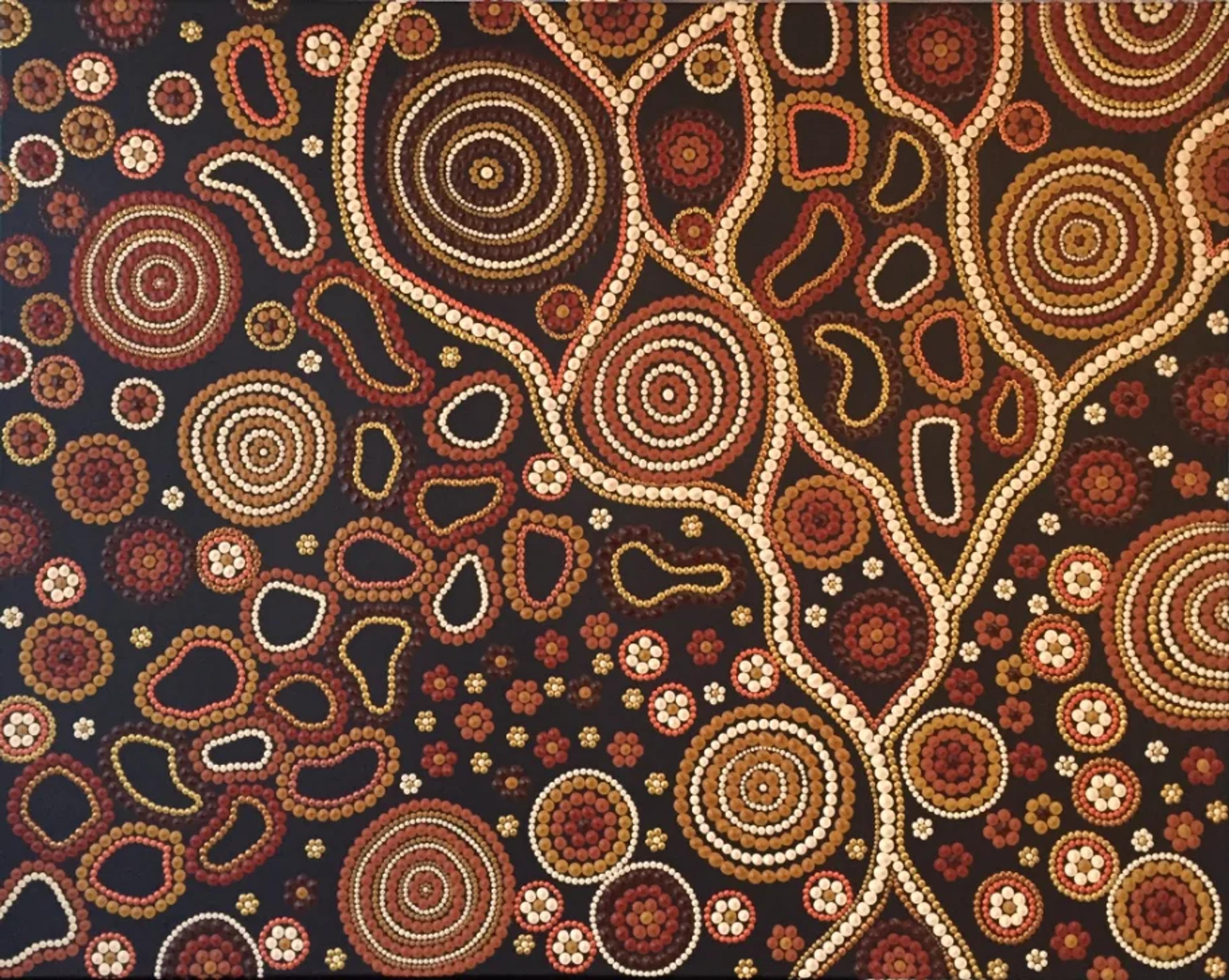 Racines ancestrales, un art aborigène contemporain de Caroline Pons. Peinture dot art riche aux cercles et motifs organiques terreux sur fond noir.