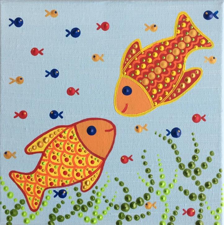 Caroline Pons' "Bisou de poissons", contemporary aboriginal-style art. Two orange fish with vibrant dot patterns in a light blue sea with green plants.