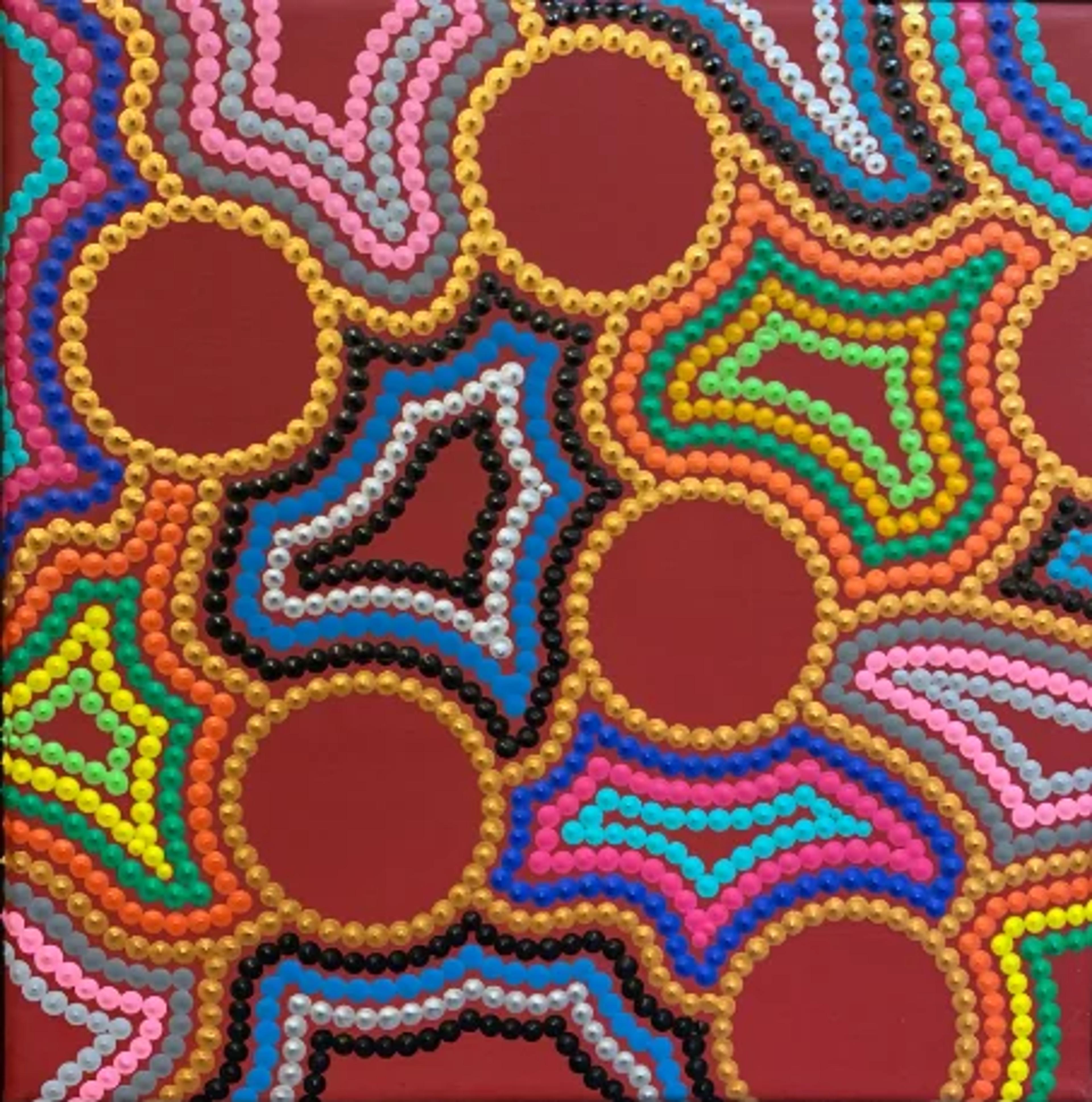 Caroline Pons, Art aborigène contemporain "Sans titre — Toile #342". Motifs de points multicolores vifs (or, bleus, roses) créant des formes abstraites sur fond rouge terre.
