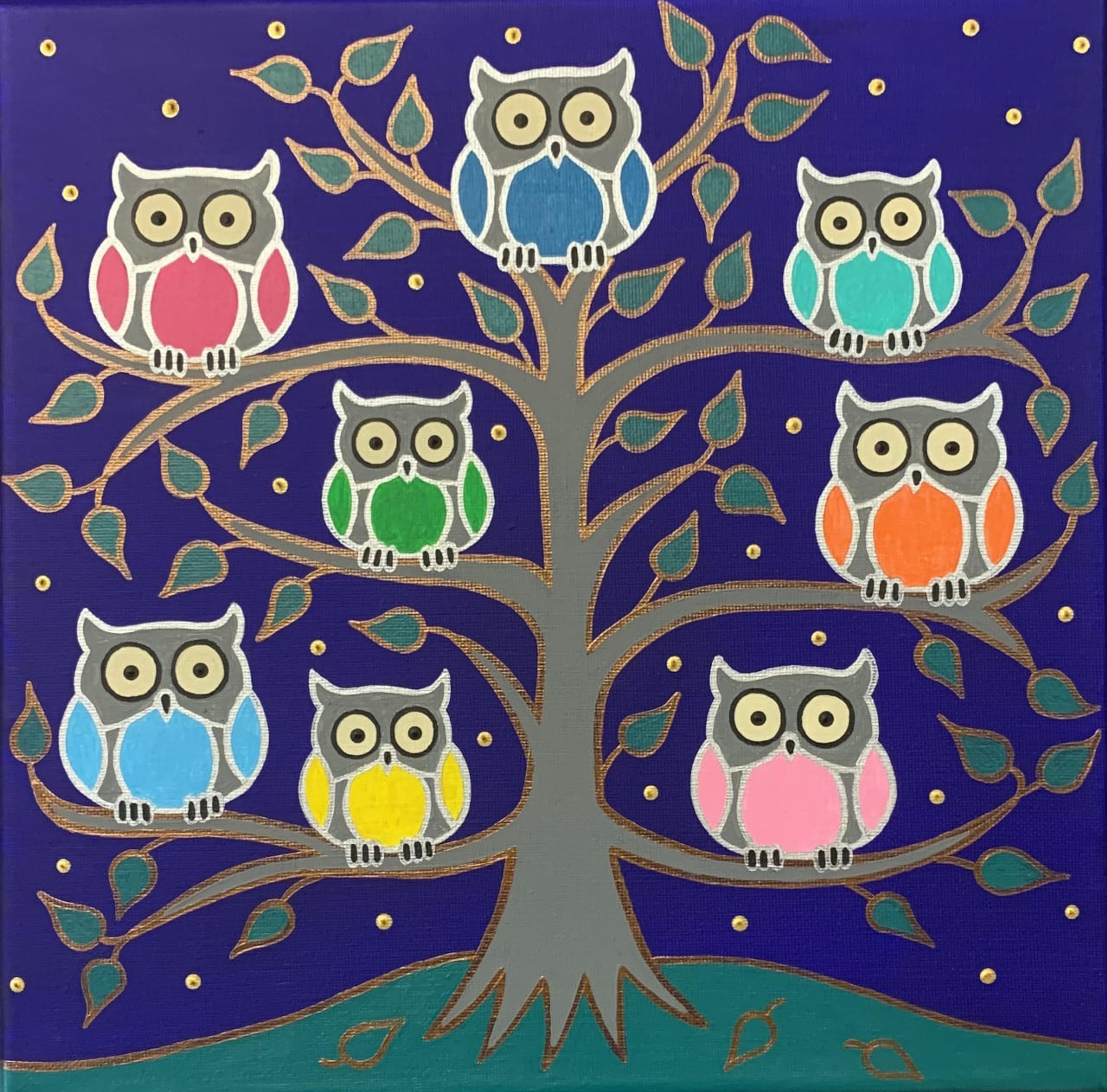 Art mural unique de Caroline Pons : « Arbre à chouettes ». Huit chouettes colorées sur un arbre stylisé, fond bleu nuit avec des points dorés.