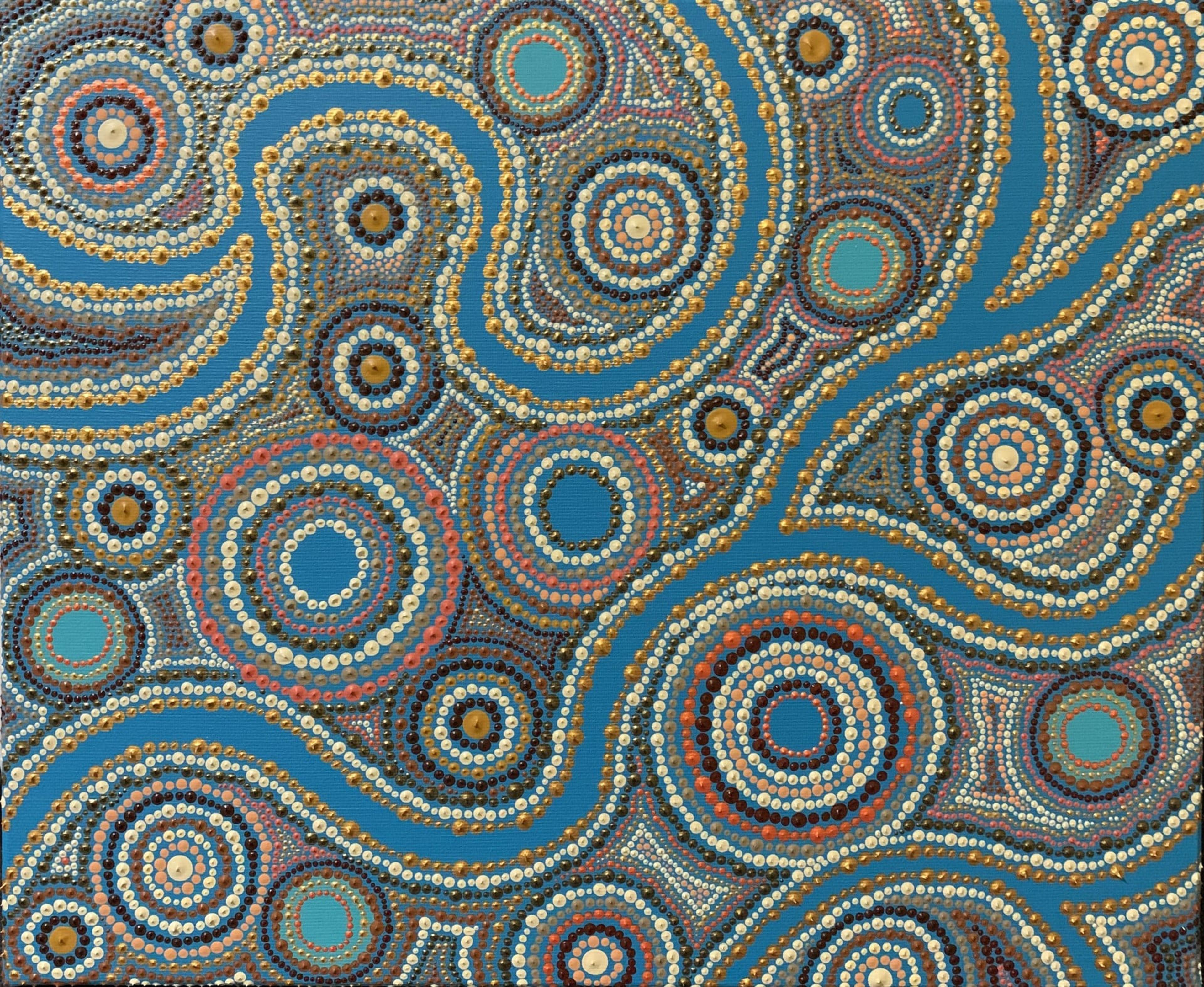 Sans titre — Toile #423 de Caroline Pons. Œuvre originale en dot art, cercles concentriques or, blanc, rose, bruns sur fond bleu turquoise. Un exemple d'Art aborigène contemporain.