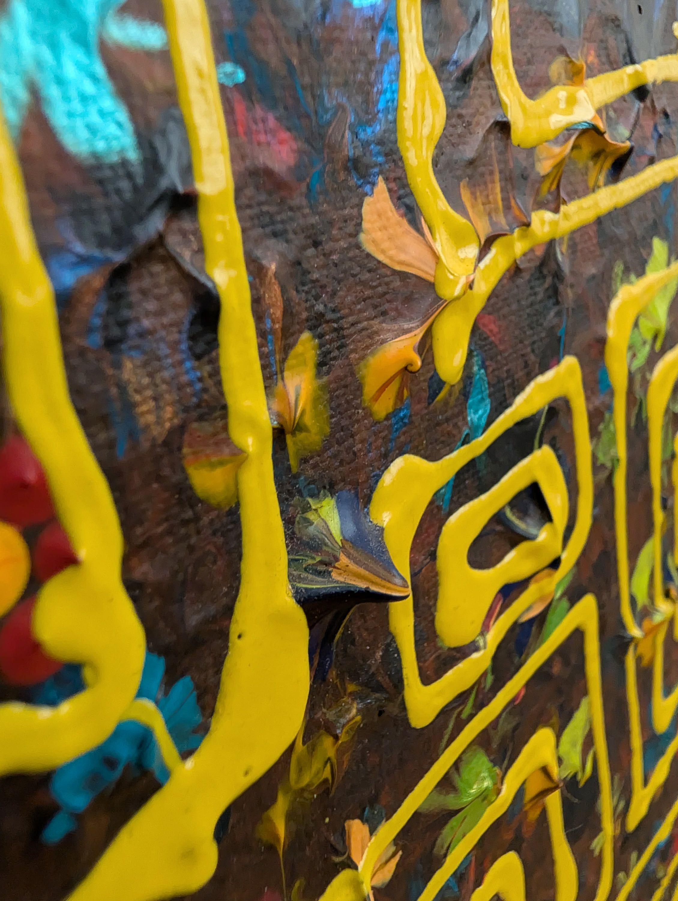 Gros plan sur 'Carrés nomades' de Caroline Pons, révélant la texture d'une Œuvre originale. Épaisses lignes jaunes lumineuses sur fond sombre, ponctuées de couleurs vives façon dot art (bleu, rouge, orange).