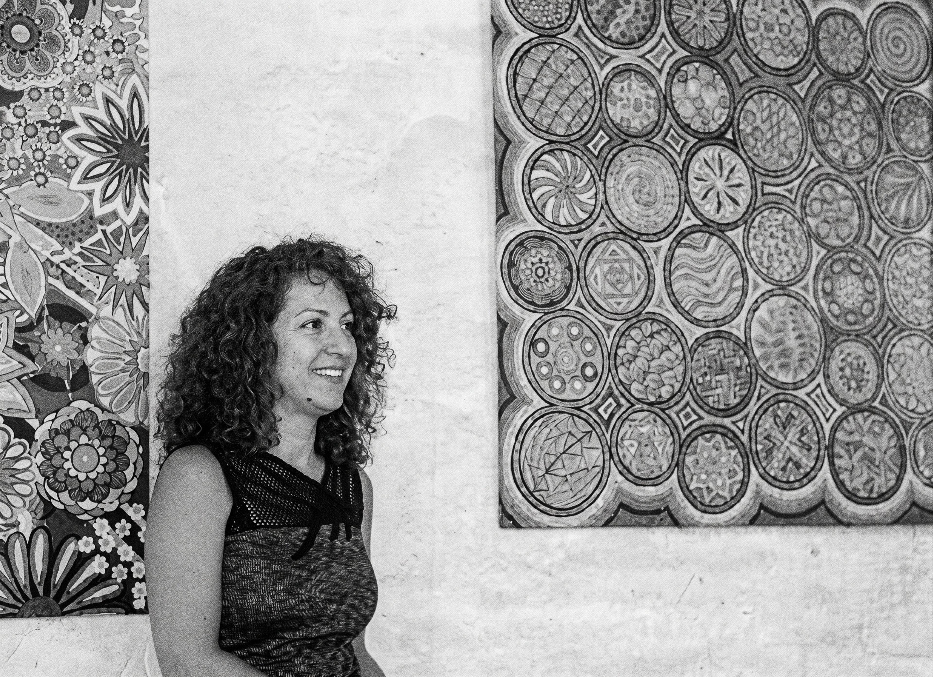 Caroline Pons entre deux de ses toiles au château des Ternes