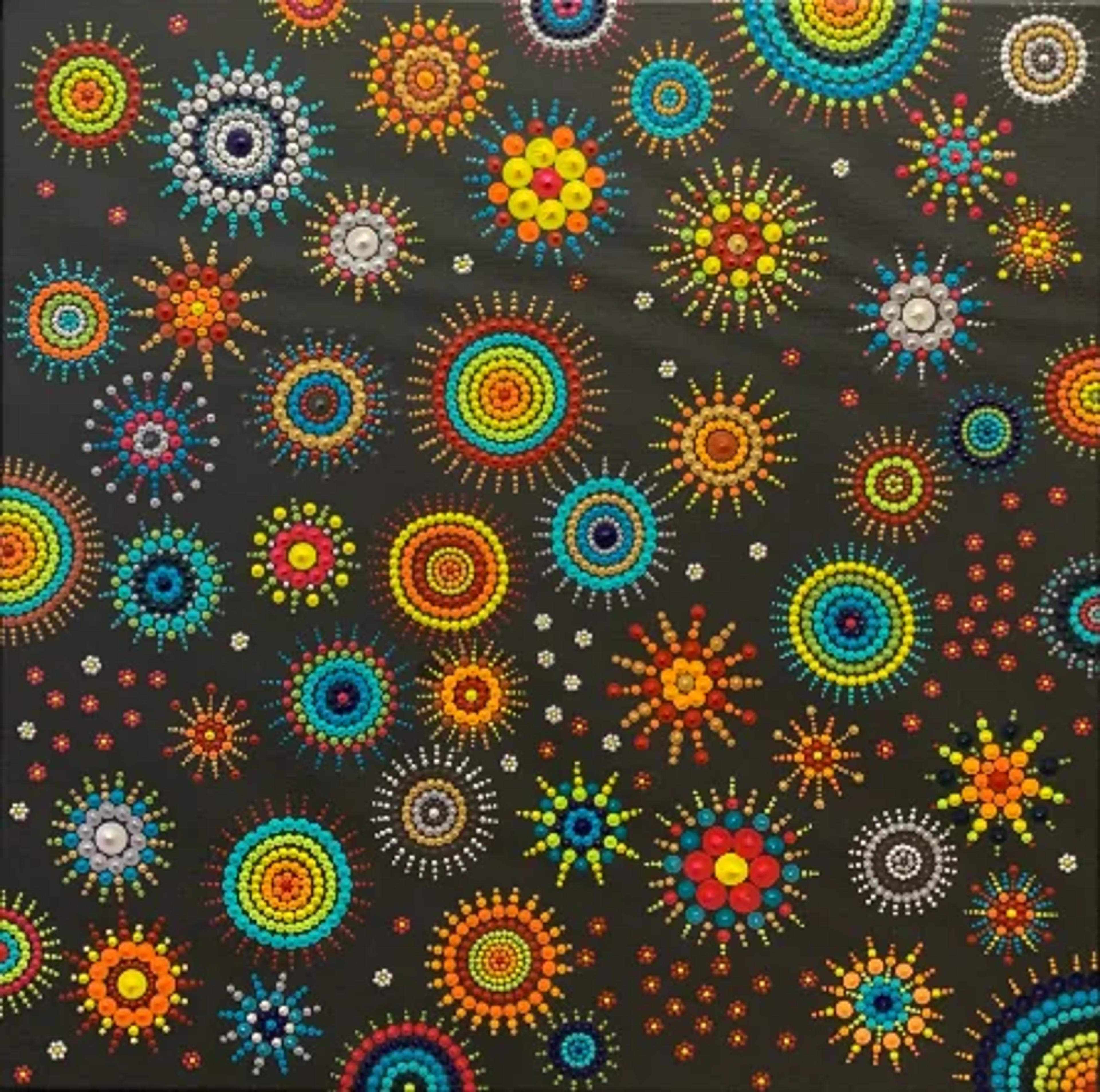 Tableau abstrait contemporain de Caroline Pons. Œuvre vibrante de points multicolores formant des cercles et des étoiles éclatantes sur fond sombre.