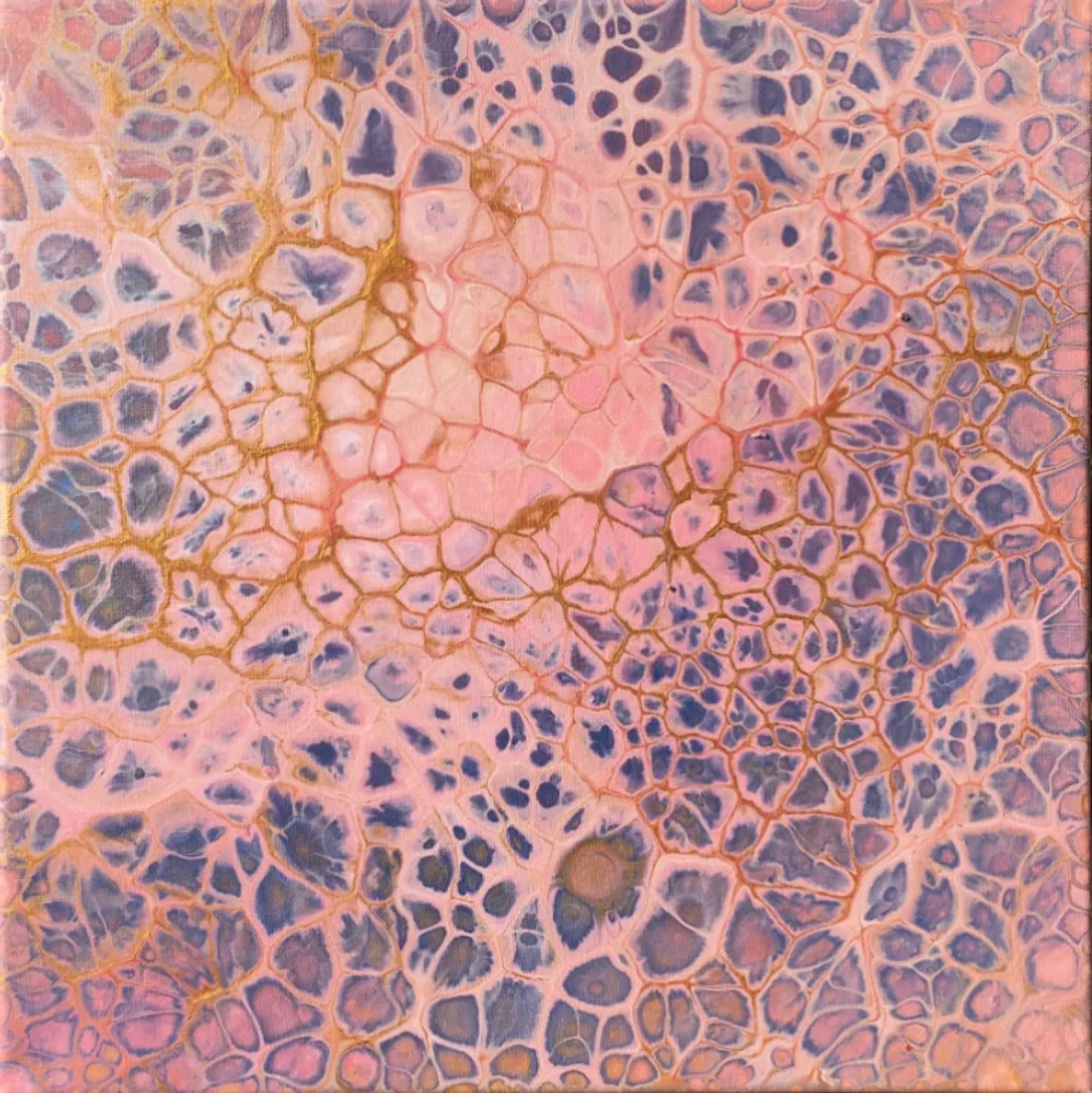 Tableau abstrait contemporain de Caroline Pons. Œuvre captivante aux cellules roses, lavandes et dorées, effet organique hypnotisant d'acrylique pouring.