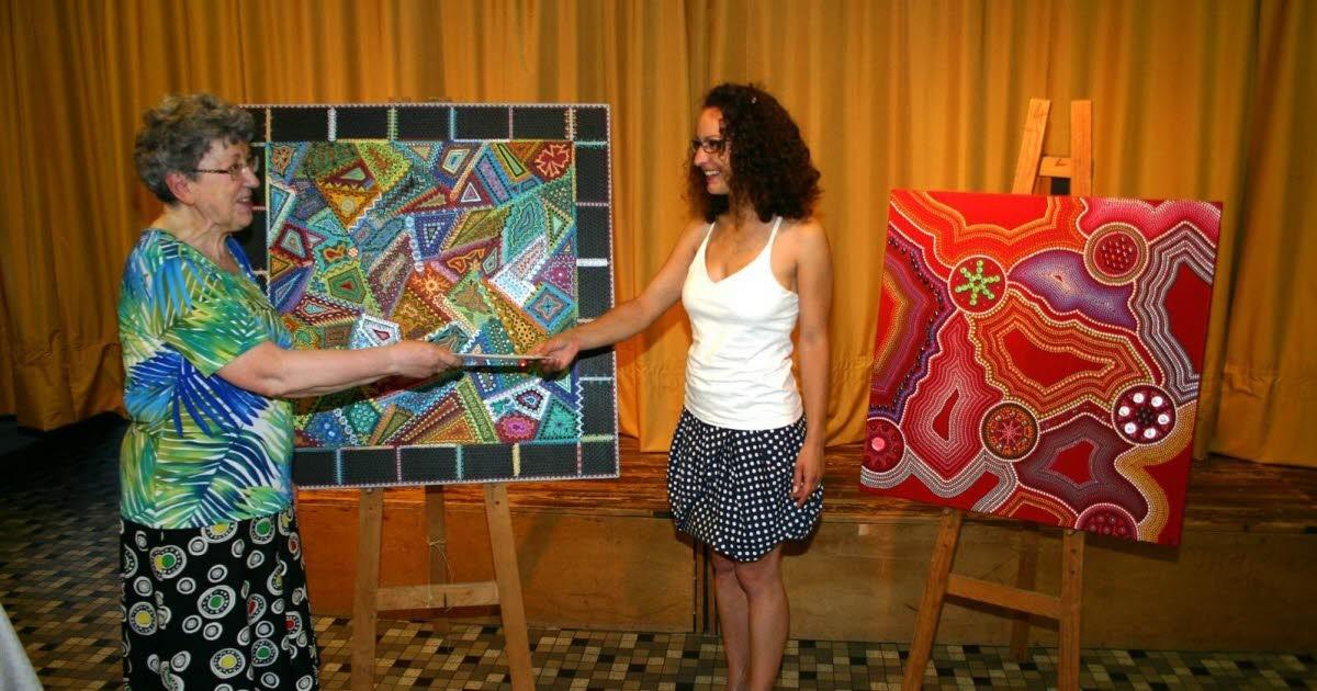 Marie-Paule Hinschberger remet le premier prix à Caroline Pons, entre ses deux toiles primées