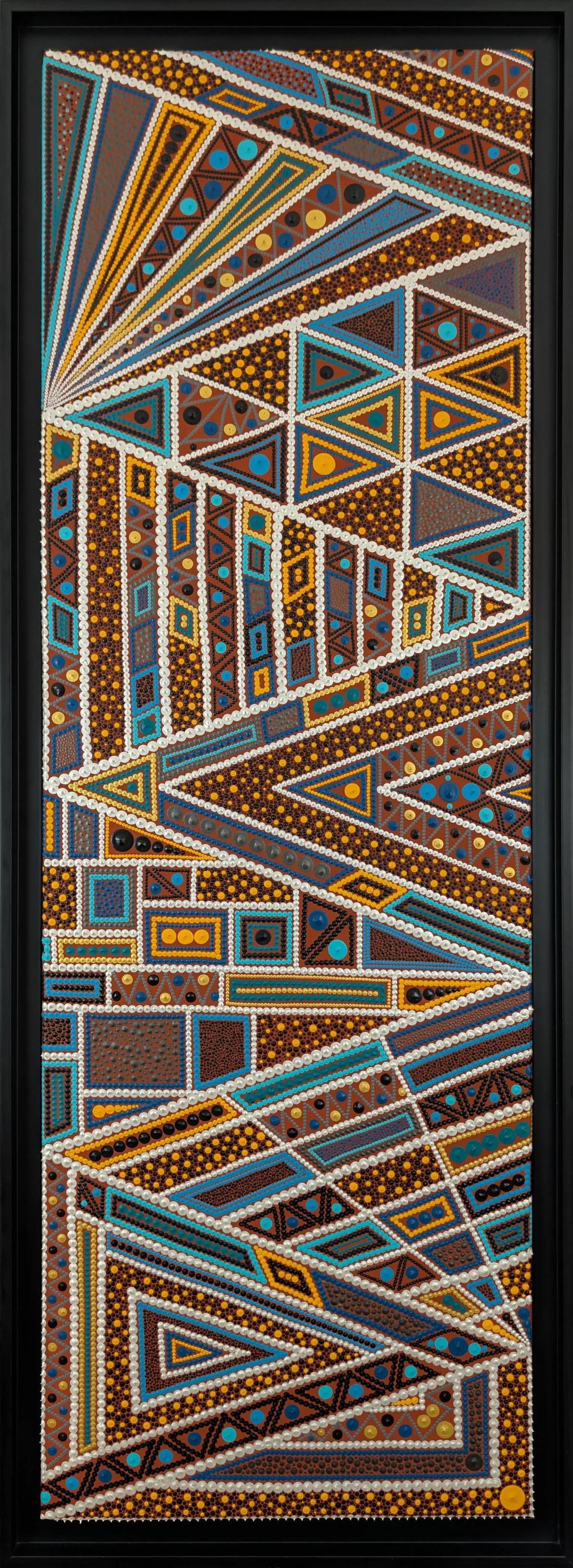 Art aborigène contemporain "Perspectives croisées" de Caroline Pons. Œuvre encadrée avec motifs géométriques complexes en points, couleurs terre, bleu, jaune et blanc.